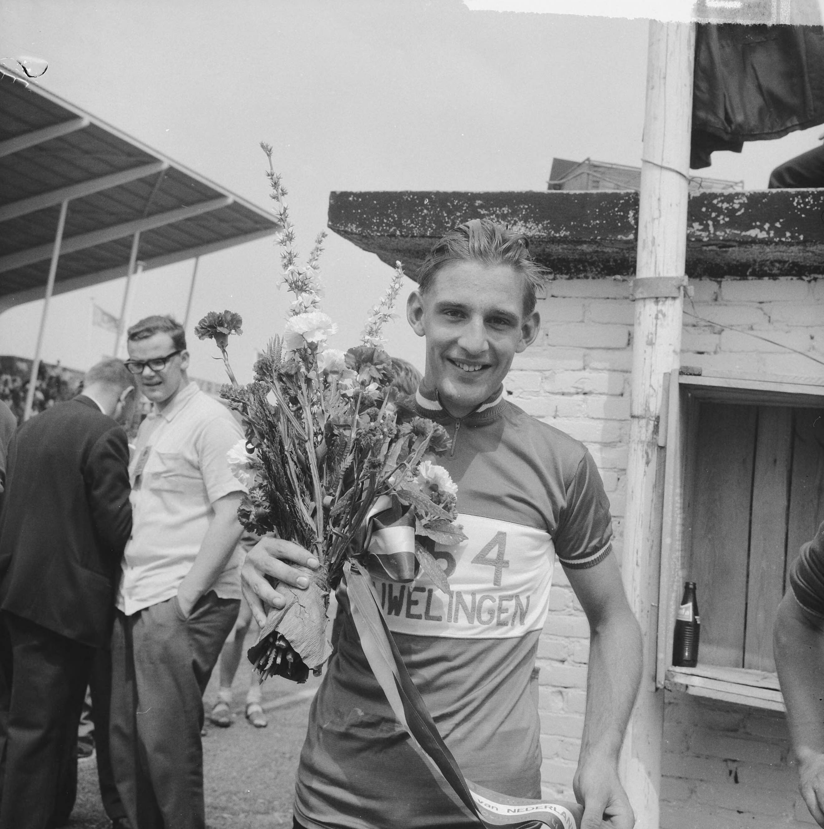 Fotocollectie Anefo — Kampioenschap Wielrennen op de weg 1964 te Zandvoort, kampioen van Nederland bij de nieuwelingen T. Groen uit Follega — Foto: Nijs, Jac. de / Anefo. Licentie: Set B: Rechtenvrij / Publiek Domein. Bron: Nationaal Archief. http://hdl.handle.net/10648/aa711760-d0b4-102d-bcf8-003048976d84
