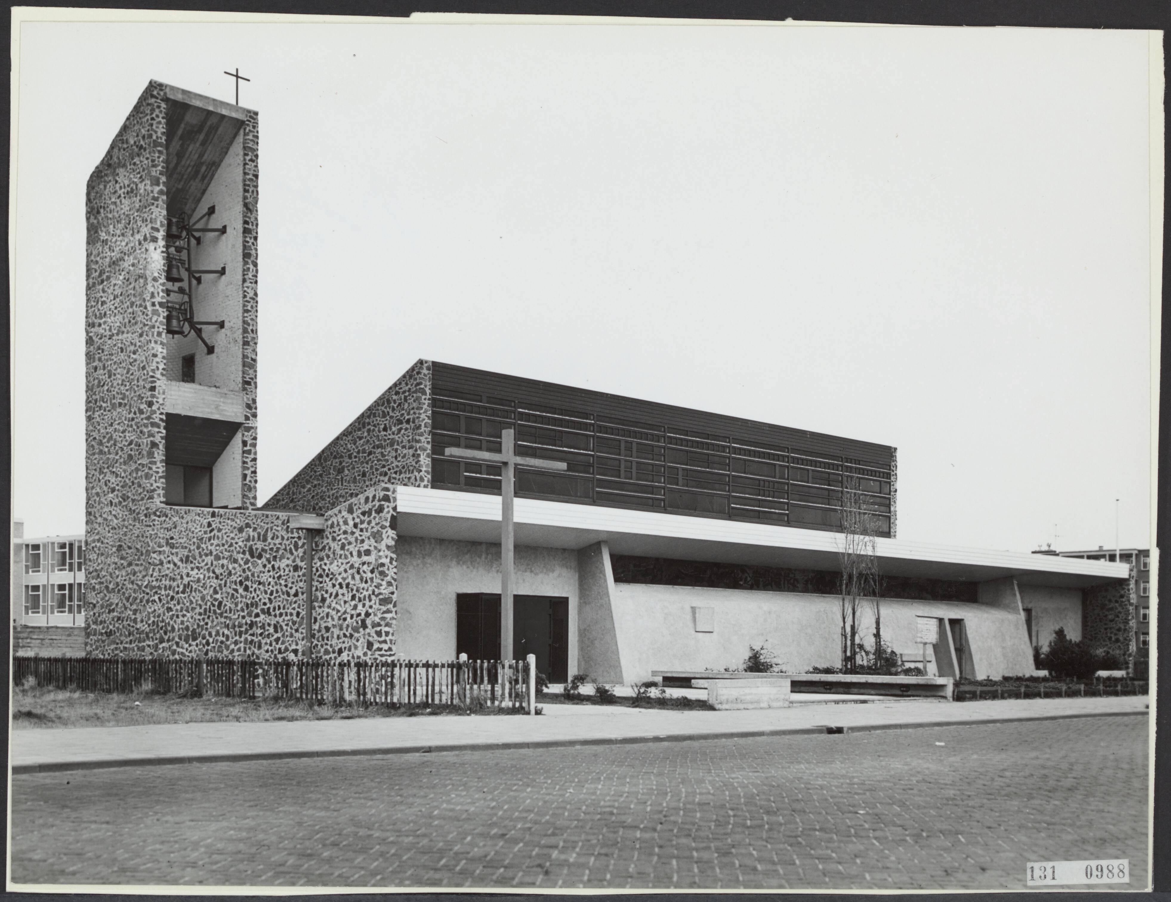 Fotocollectie Rijksvoorlichtingsdienst Eigen — Haarlem, Pastoor van Arskerk aan de Kromhoutlaan. Ingangspartij met klokkentoren en kruis — Foto: Publicam / Hartemink, Piet. Licentie: Set B: Rechtenvrij / Publiek Domein. Bron: Nationaal Archief. http://hdl.handle.net/10648/af5119ce-d0b4-102d-bcf8-003048976d84