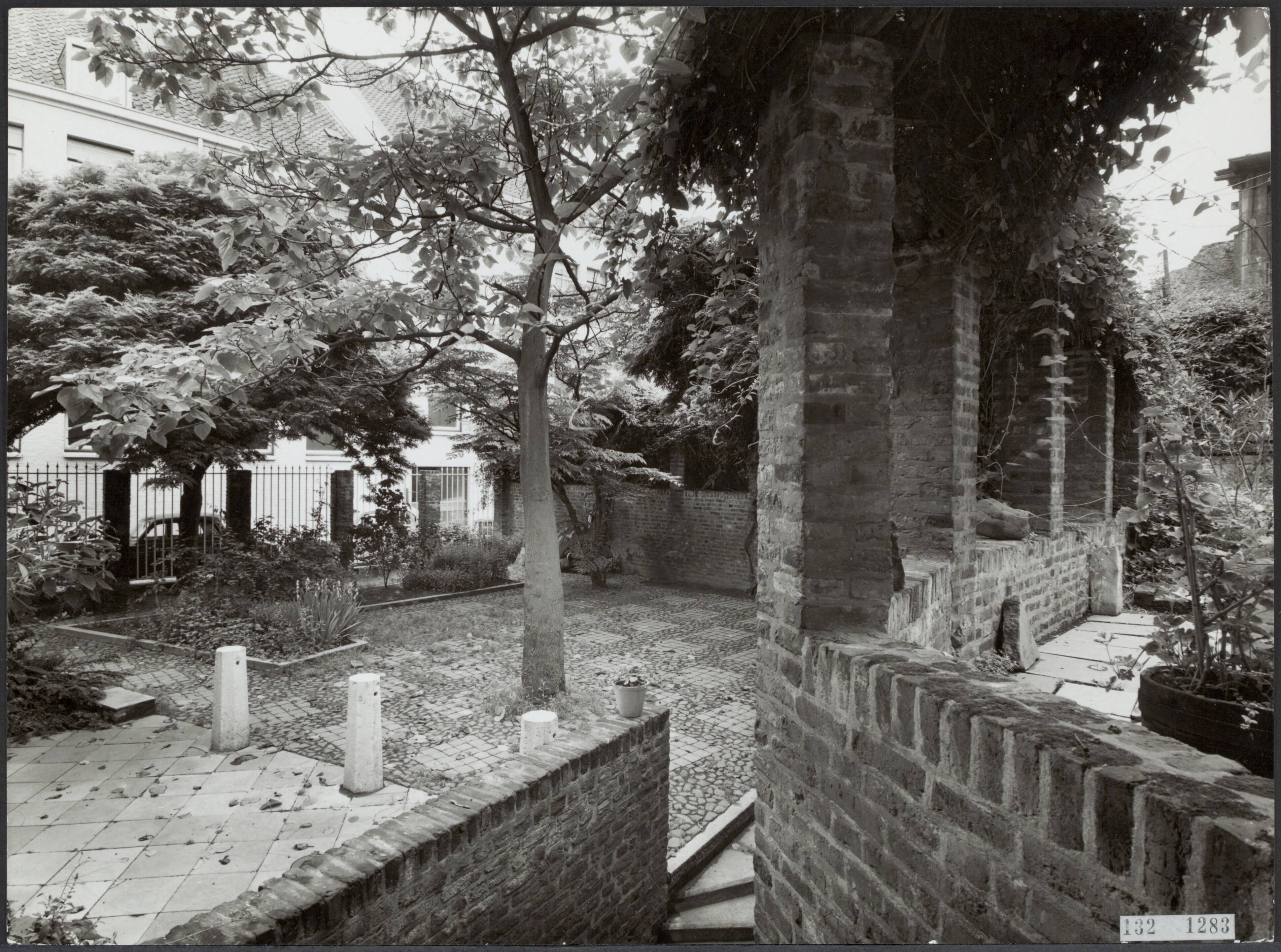 Fotocollectie Rijksvoorlichtingsdienst Eigen — Tuin van een gerestaureerd huis in de Stokstraat te Maastricht — Foto: Lahaye, Frans. Licentie: Set B: Rechtenvrij / Publiek Domein. Bron: Nationaal Archief. http://hdl.handle.net/10648/af567554-d0b4-102d-bcf8-003048976d84