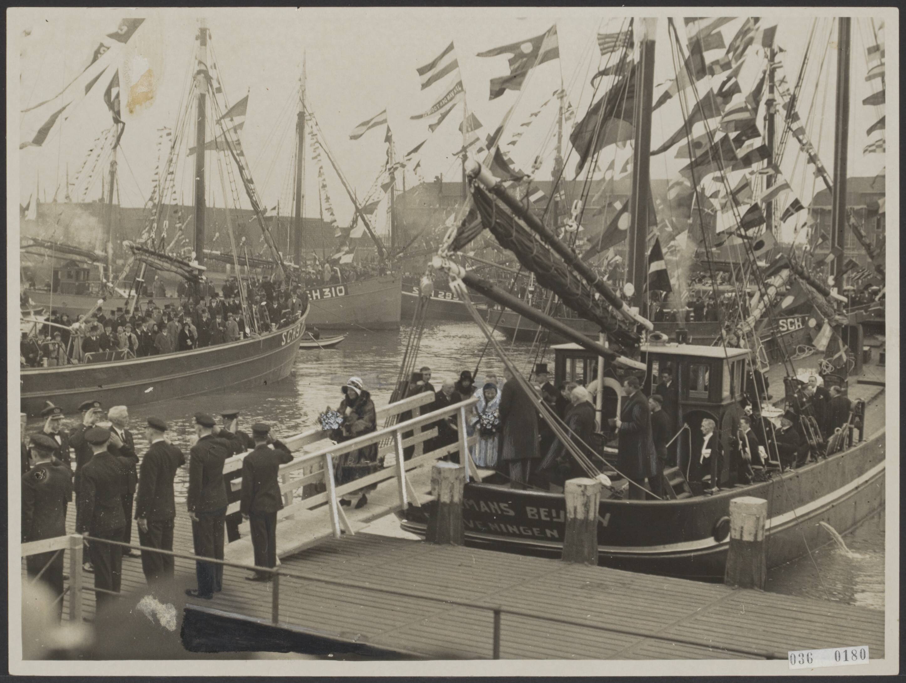 Fotocollectie Elsevier Binnenland — Officiële opening van de nieuwe Scheveningse haven door koningin Wilhelmina. Zij verlaat in de oude haven de "Koolemans Beynen" — Foto: N.V. Polygoon. Licentie: Set B: Rechtenvrij / Publiek Domein. Bron: Nationaal Archief. http://hdl.handle.net/10648/adec0a26-d0b4-102d-bcf8-003048976d84