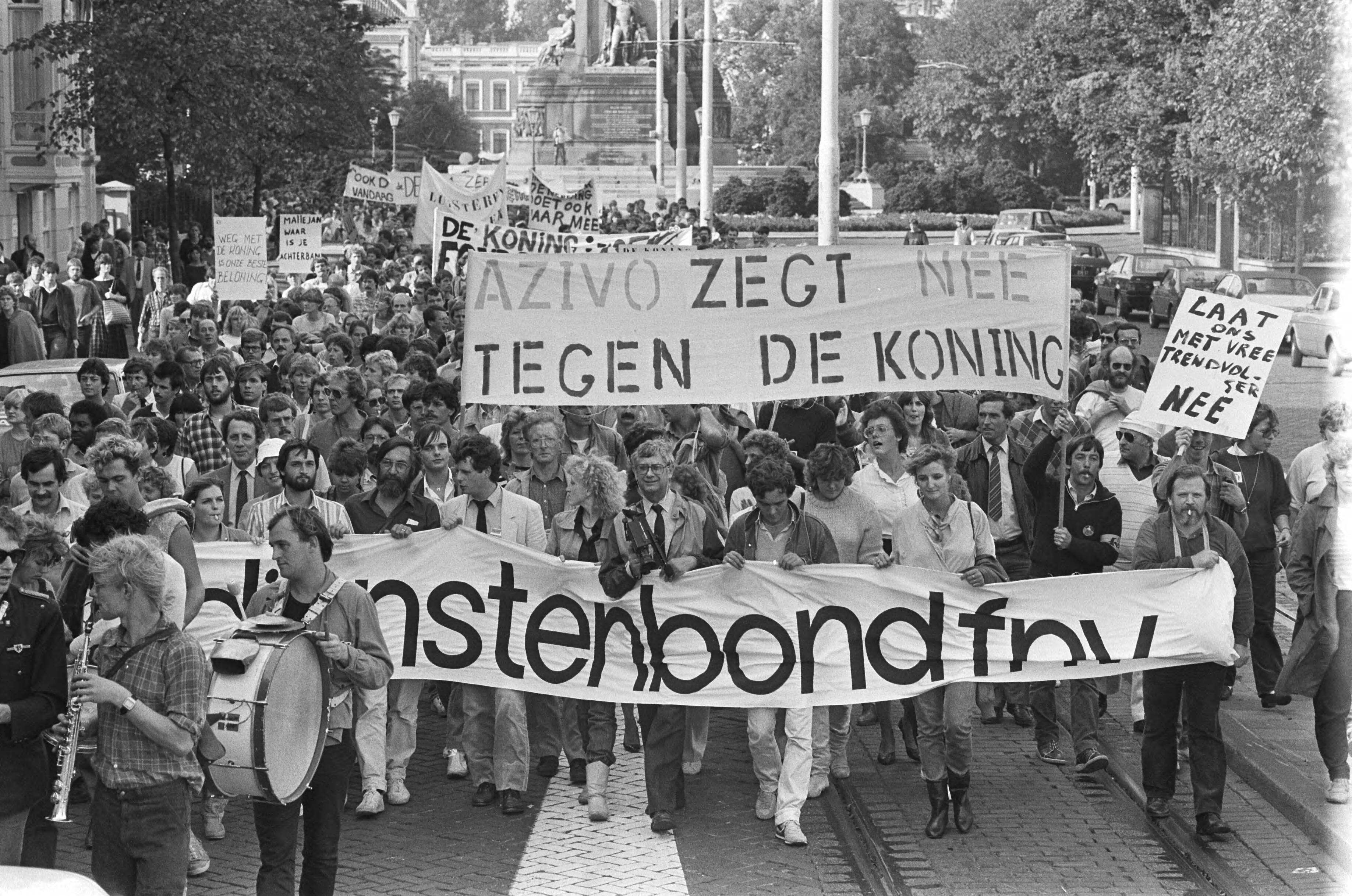 Den Haag , demonstratie personeel ziekenfondsen en instelling tegen plan minister De Koning om hen tot trendvolgers te maken — betogingen|ziekenfondsen|loon- en prijsbeleid|arbeidsovereenkomsten|Den Haag|Zuid-Holland — Foto: Antonisse, Marcel / Anefo. Licentie: Set B: Rechtenvrij / Publiek Domein. Bron: Nationaal Archief. http://hdl.handle.net/10648/ad2eabf2-d0b4-102d-bcf8-003048976d84