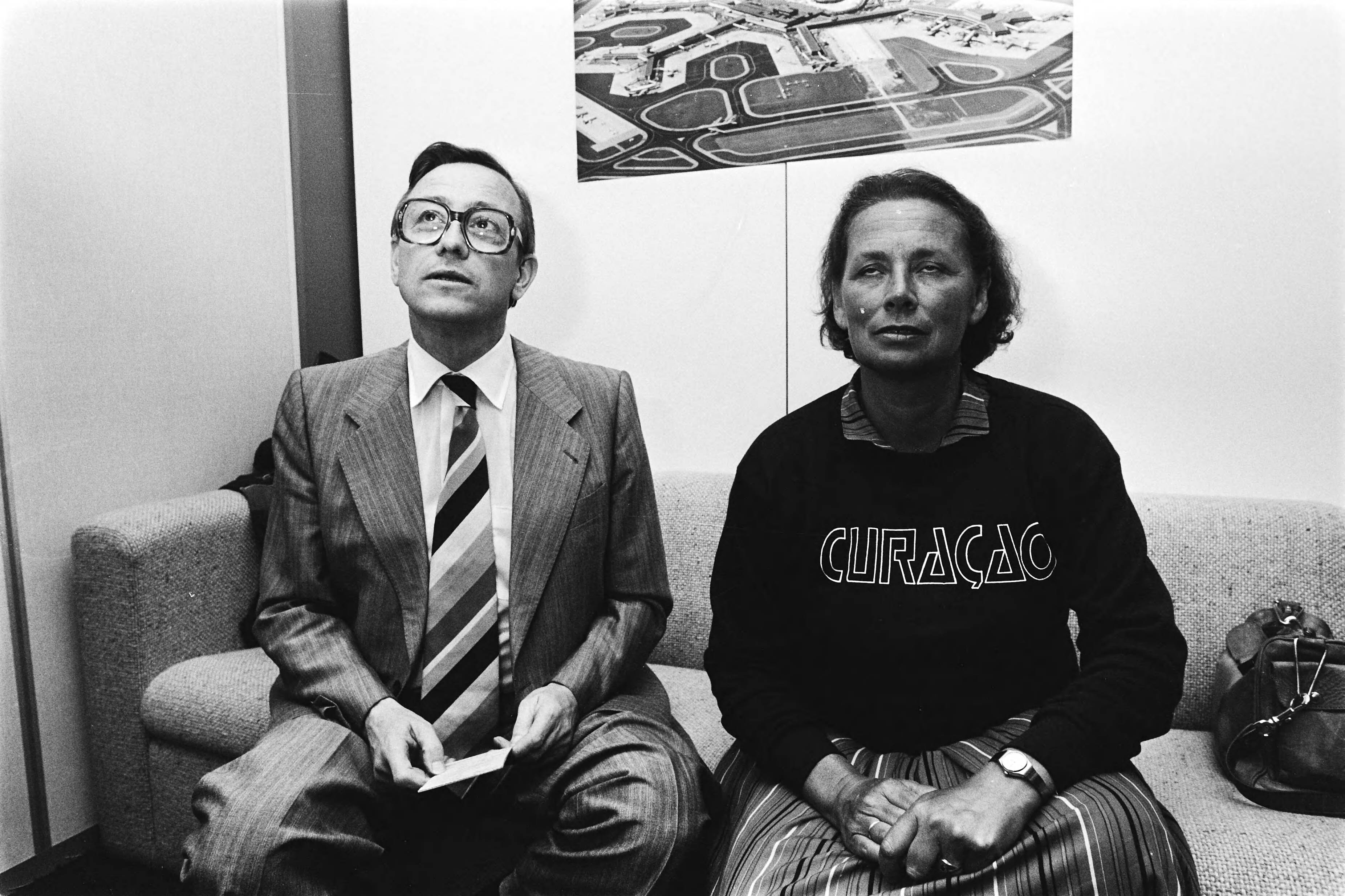 Fotocollectie Anefo — Aankomst parlementaire delegatie op Schiphol na werkbezoek aan de Nederlandse Antillen ; Piet van Zeil en mw van Someren (VVD) — Foto: Dijk, Hans van / Anefo. Licentie: Set B: Rechtenvrij / Publiek Domein. Bron: Nationaal Archief. http://hdl.handle.net/10648/acd95d6e-d0b4-102d-bcf8-003048976d84