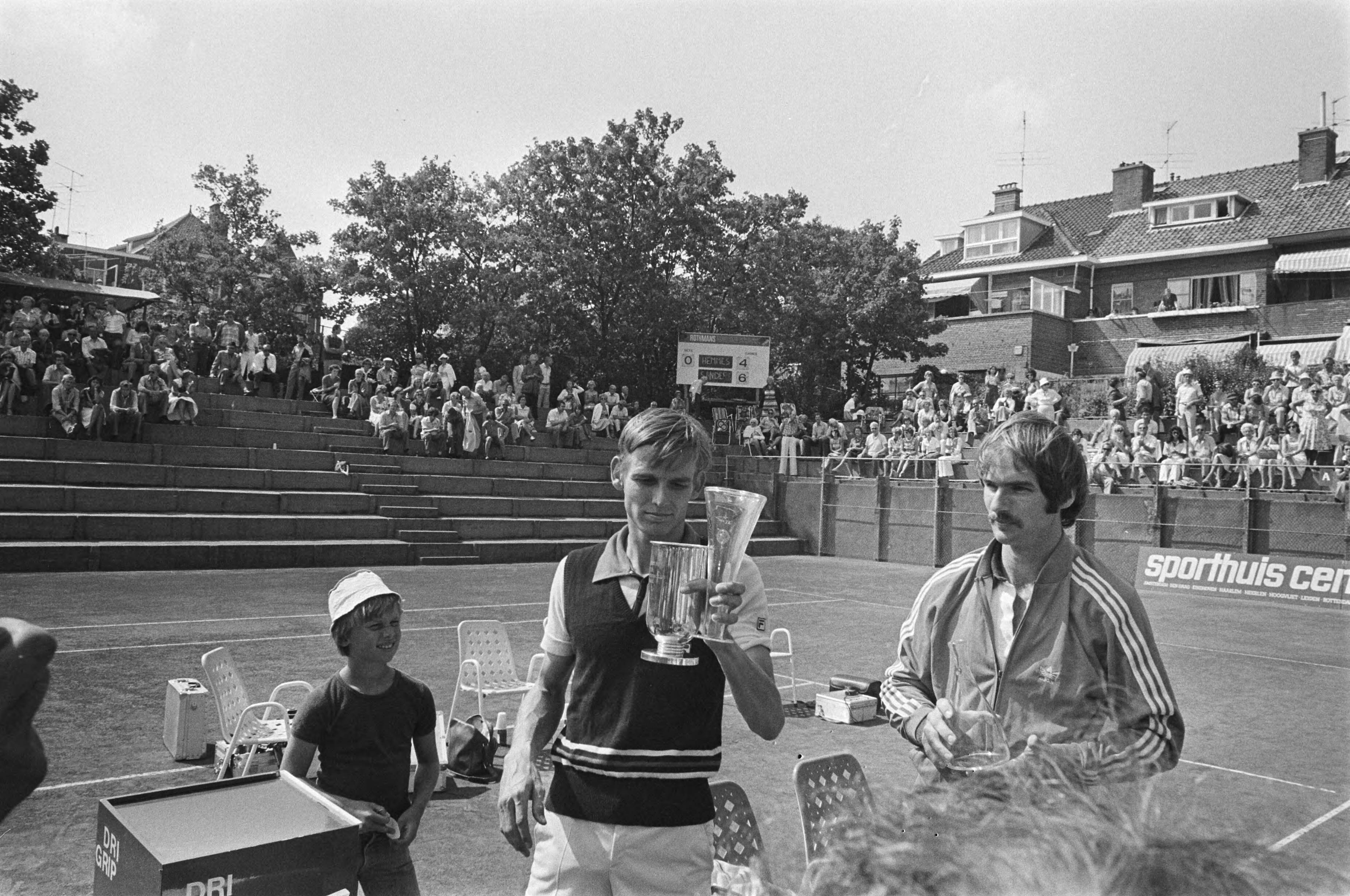 Fotocollectie Anefo — Nationale tenniskampioenschappen Scheveningen ; finales Sanders (met beker) en Hemmes (rechts) — Foto: Croes, Rob C. / Anefo. Licentie: Set B: Rechtenvrij / Publiek Domein. Bron: Nationaal Archief. http://hdl.handle.net/10648/ac89c416-d0b4-102d-bcf8-003048976d84