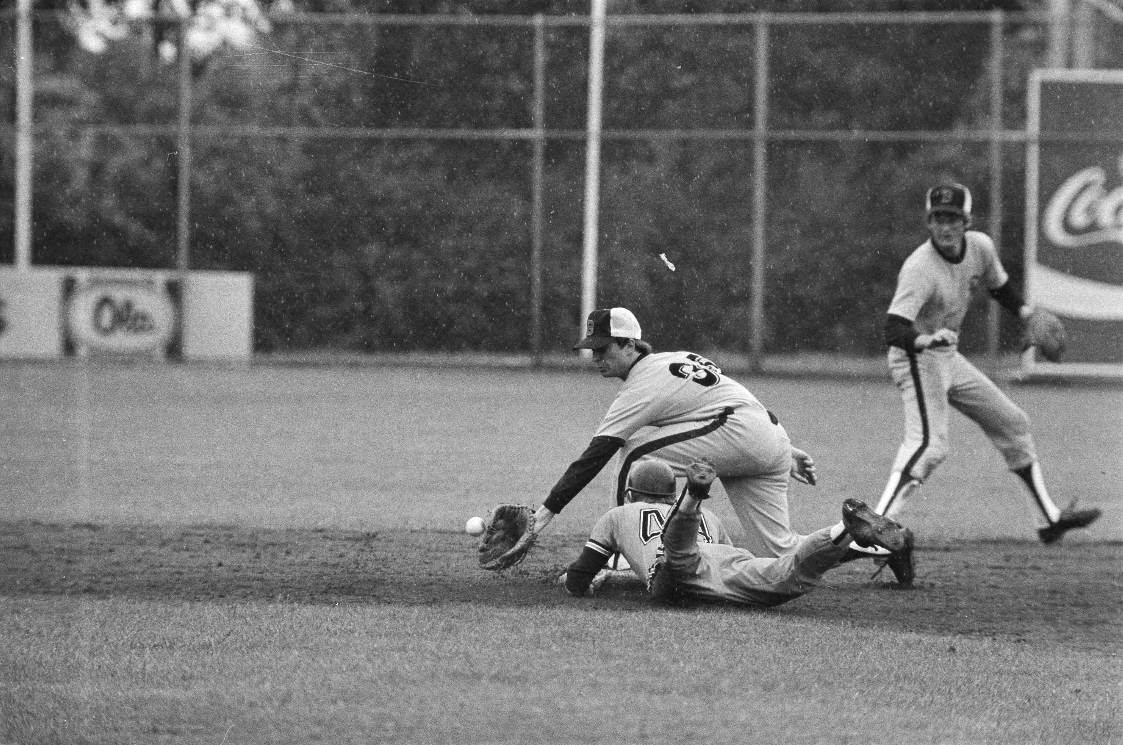 Fotocollectie Anefo — EK honkbal in Haarlem Nederland tegen Belgie; Don Wedman (Nederland) bereikt vallend het tweede honk — Foto: Suyk, Koen / Anefo. Licentie: Set B: Rechtenvrij / Publiek Domein. Bron: Nationaal Archief. http://hdl.handle.net/10648/ac9ffe84-d0b4-102d-bcf8-003048976d84