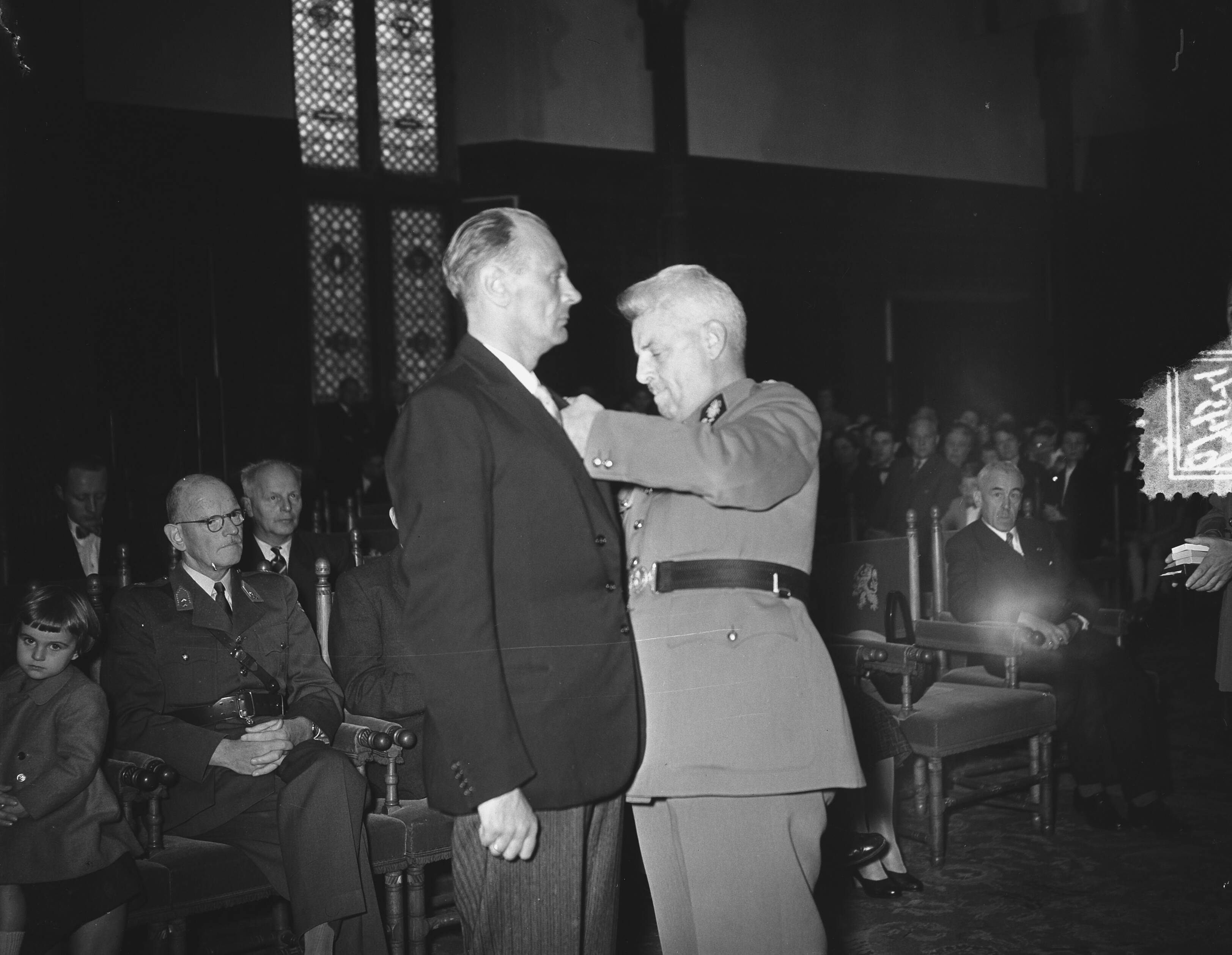 Fotocollectie Anefo — De Belgische ambassadeur E. Graaffe reikt in de Ridderzaal te Den Haag onderscheidingen uit aan 140 Nederlanders — Foto: Bilsen, Joop van / Anefo. Licentie: Set B: Rechtenvrij / Publiek Domein. Bron: Nationaal Archief. http://hdl.handle.net/10648/a92a2a90-d0b4-102d-bcf8-003048976d84