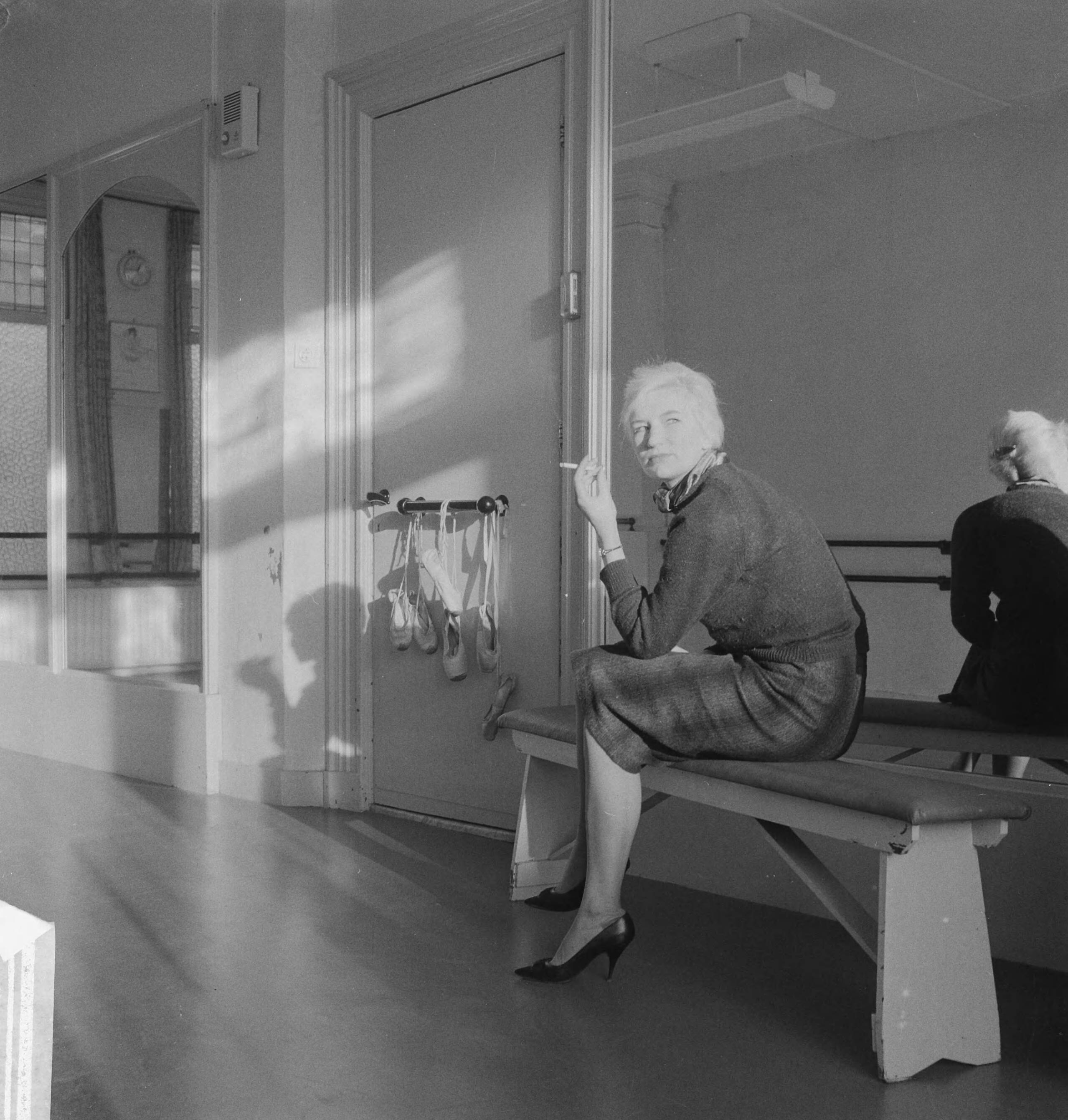 Fotocollectie Anefo — Carla Muller van de Eerste Nederlandse Show Academie te Den Haag. Carla Muller in haar nu nog lege studio — Foto: Koch, Eric / Anefo. Licentie: Set B: Rechtenvrij / Publiek Domein. Bron: Nationaal Archief. http://hdl.handle.net/10648/a9f0ef4a-d0b4-102d-bcf8-003048976d84