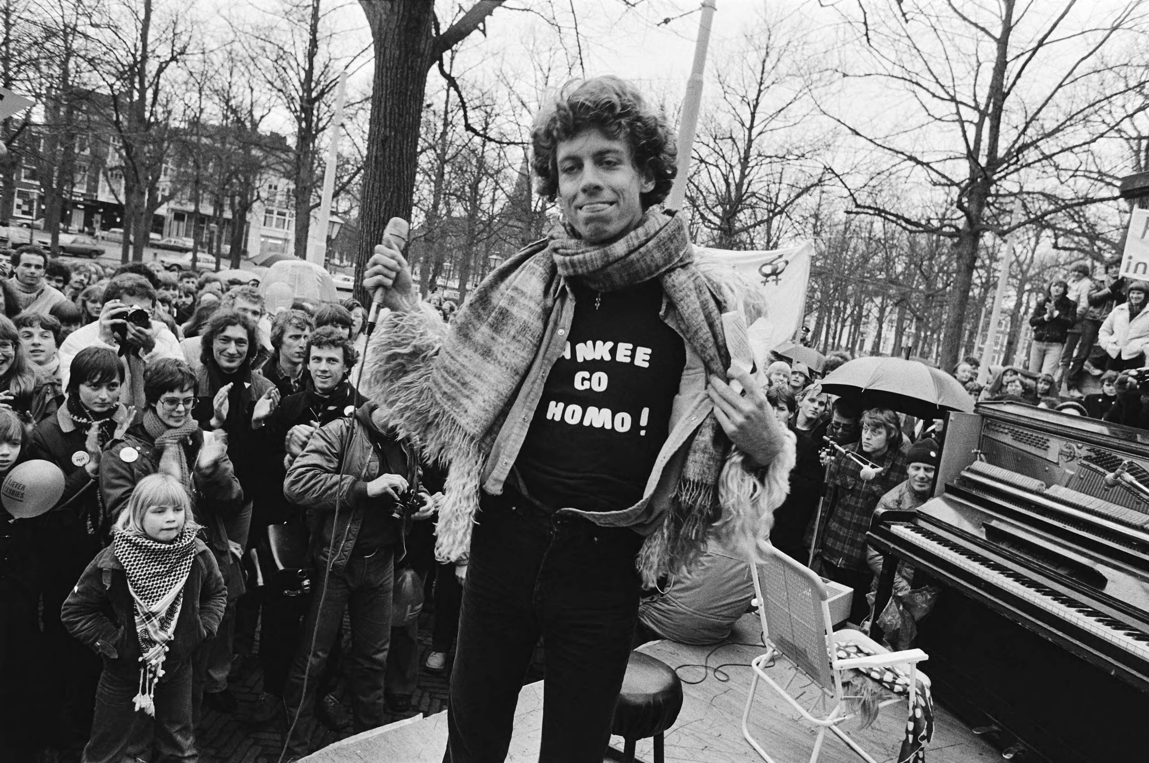 Fotocollectie Anefo — Homosexuelen houden protestbijeenkomst voor Amerikaanseambassade in Den Haag tegen Immigratiewet in VS "Yankee go homo" — Foto: Croes, Rob C. / Anefo. Licentie: Set B: Rechtenvrij / Publiek Domein. Bron: Nationaal Archief. http://hdl.handle.net/10648/acd8d344-d0b4-102d-bcf8-003048976d84