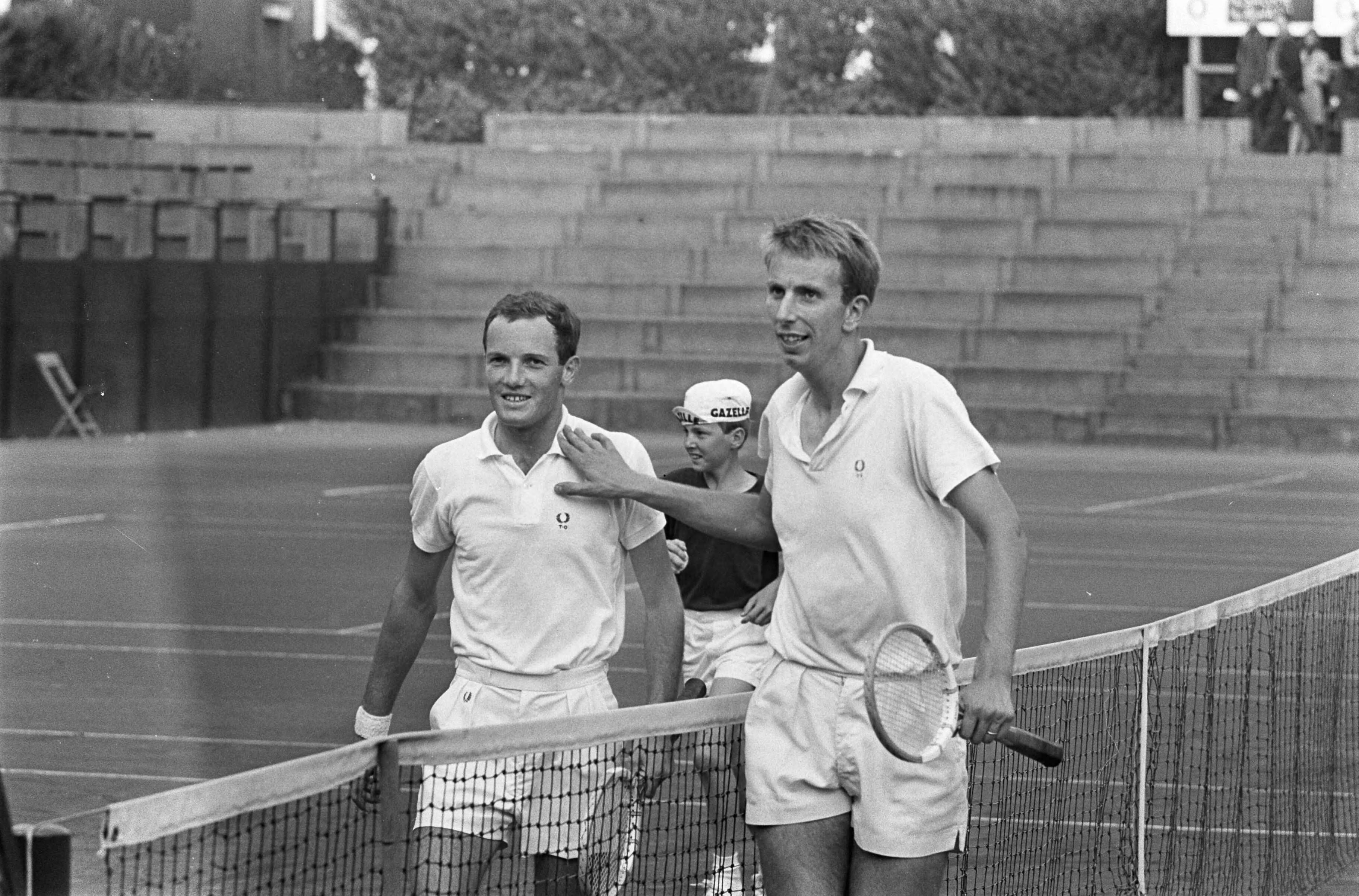 Fotocollectie Anefo — Nederlandse Tenniskampioenschappen Scheveningen. Heren dubbel Okker en Schneider — Foto: Koch, Eric / Anefo. Licentie: Set B: Rechtenvrij / Publiek Domein. Bron: Nationaal Archief. http://hdl.handle.net/10648/ab230506-d0b4-102d-bcf8-003048976d84