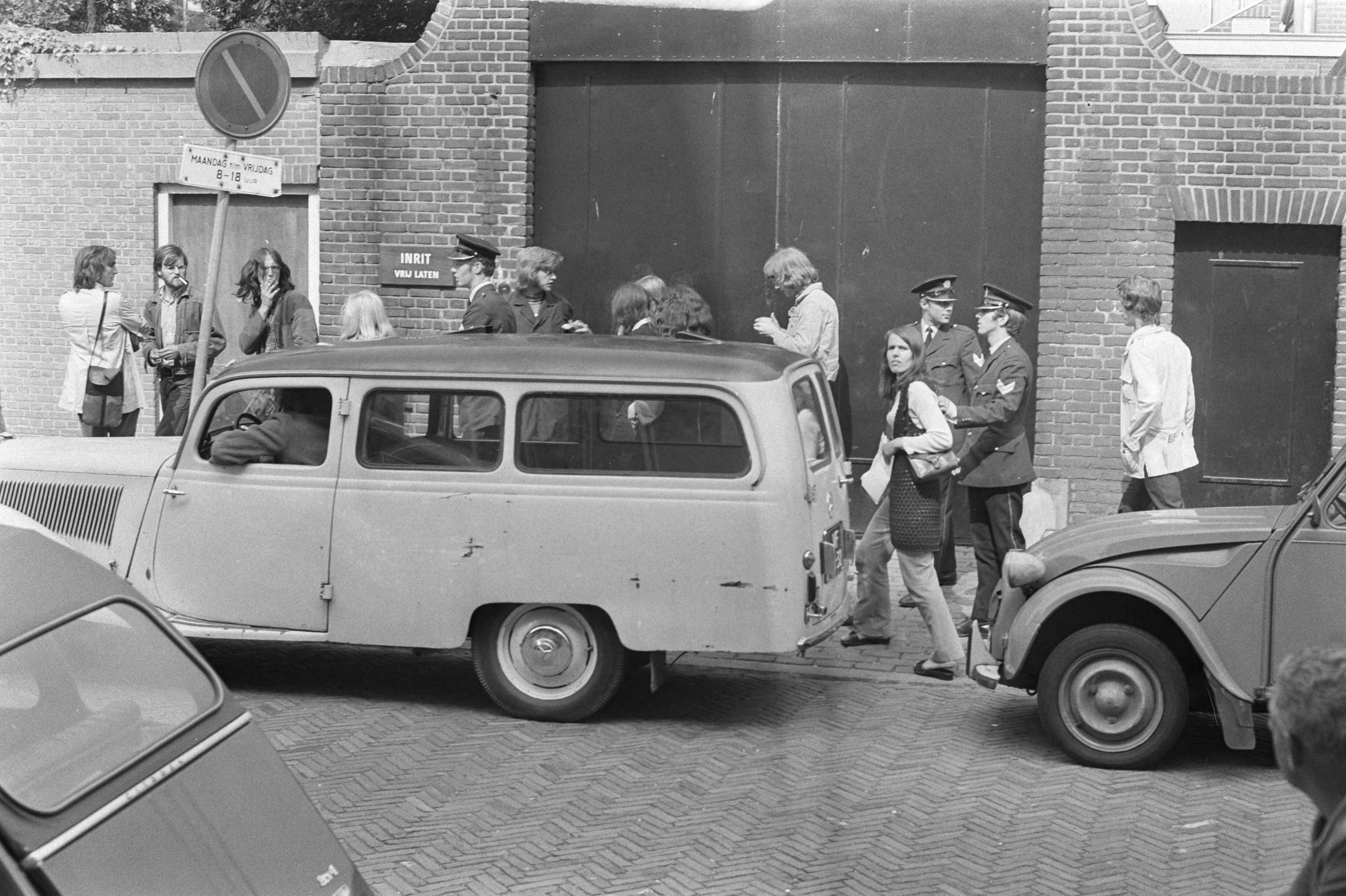 Kort geding van Ralph Wever Den Haag — Demonstranten — Foto: Fotograaf Onbekend / Anefo. Licentie: Set B: Rechtenvrij / Publiek Domein. Bron: Nationaal Archief. http://hdl.handle.net/10648/abc2cf8c-d0b4-102d-bcf8-003048976d84
