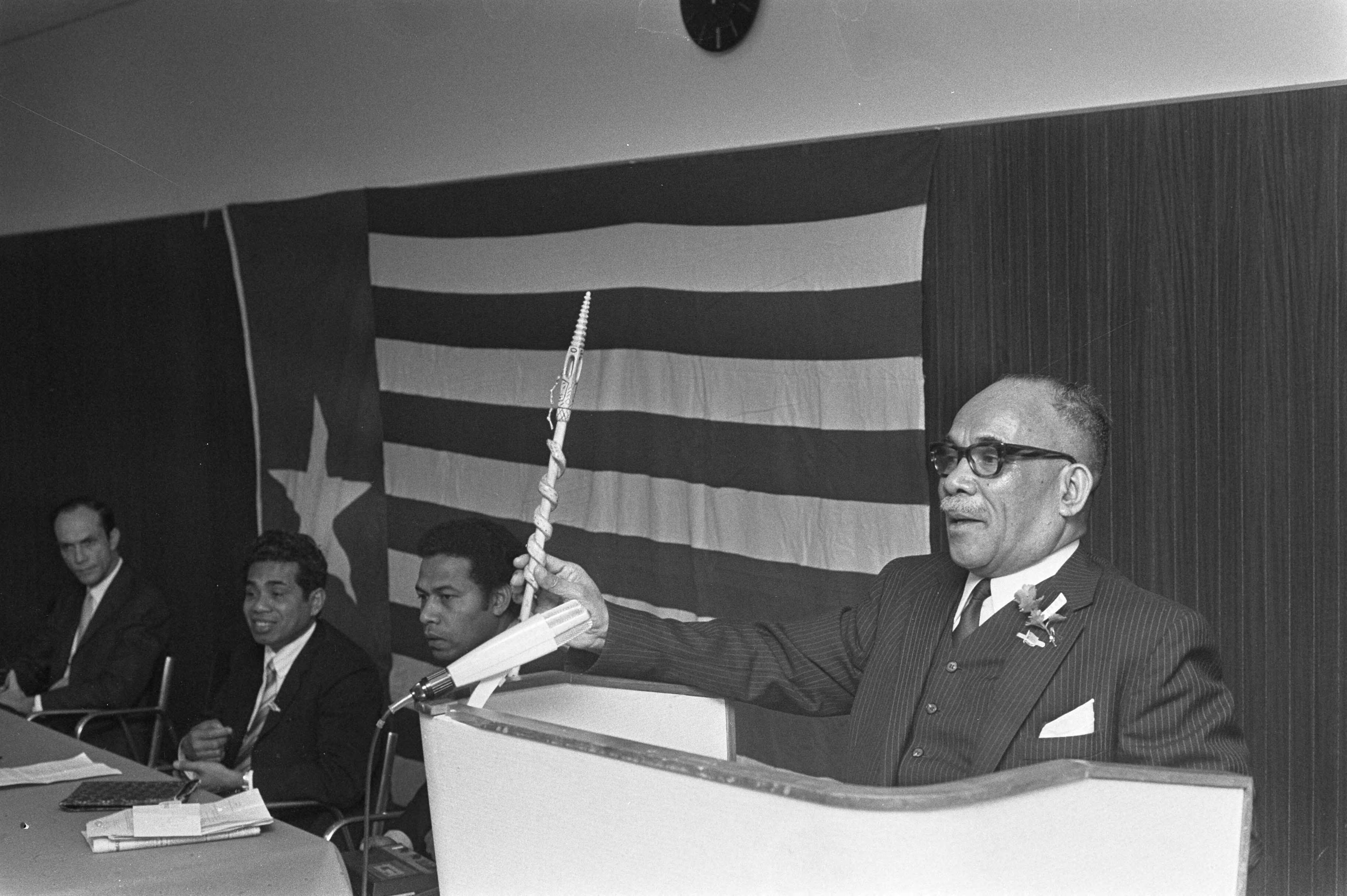 Fotocollectie Anefo — Herdenkingsbijeenkomst Papoeas in Den Haag , toespraak van M. W. Kasiepo , president van West-Papoea/Melanesie — Foto: Verhoeff, Bert / Anefo. Licentie: Set B: Rechtenvrij / Publiek Domein. Bron: Nationaal Archief. http://hdl.handle.net/10648/ac01031a-d0b4-102d-bcf8-003048976d84