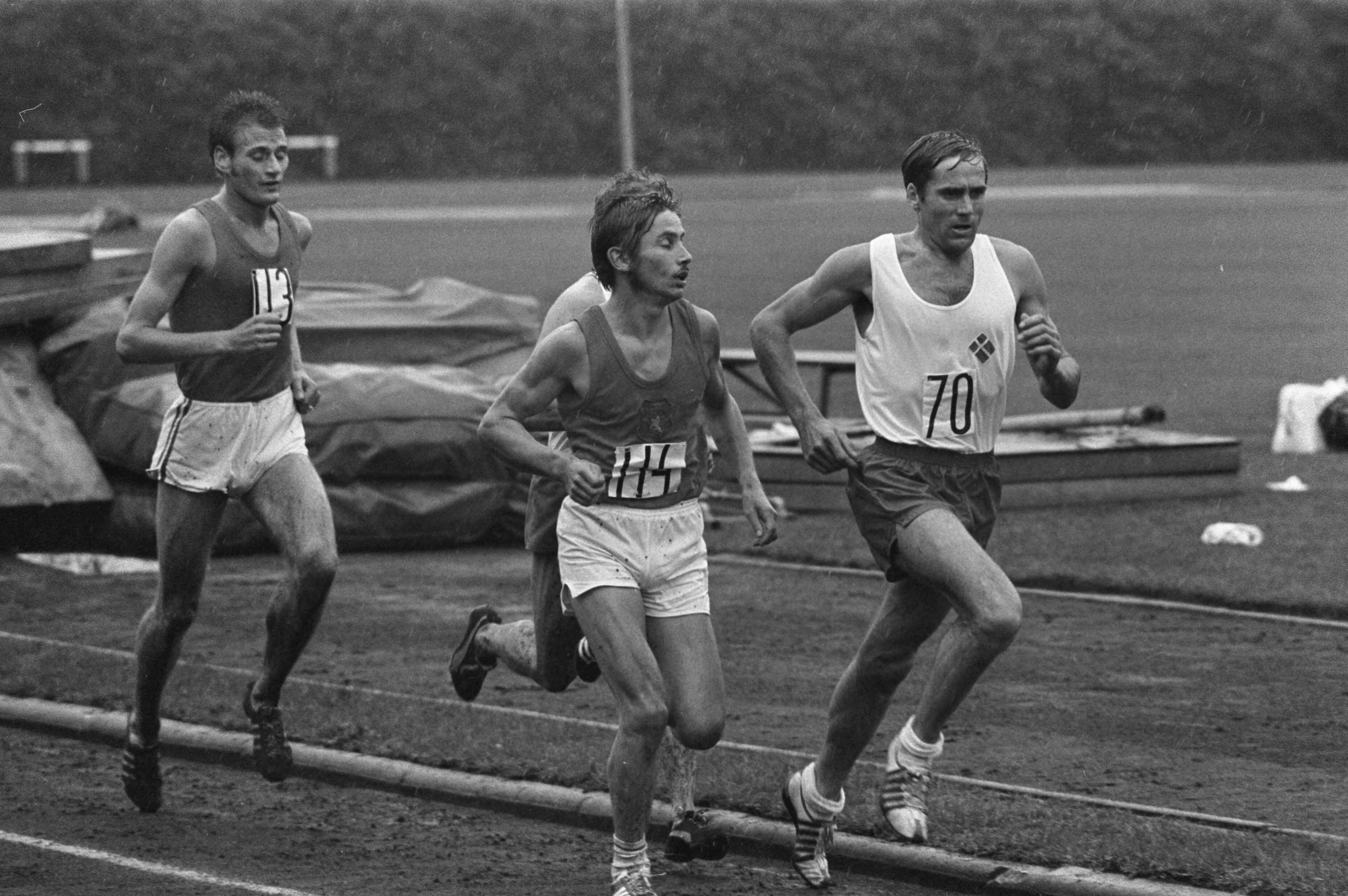 Fotocollectie Anefo — Atletiek Nederland tegen Denemarken in Groningen; nr. 27: rechts Piet Vonk in aktie; nr. 28: (links) Will (midden) P. Vonk in aktie — Foto: Verhoeff, Bert / Anefo. Licentie: Set B: Rechtenvrij / Publiek Domein. Bron: Nationaal Archief. http://hdl.handle.net/10648/aba06276-d0b4-102d-bcf8-003048976d84