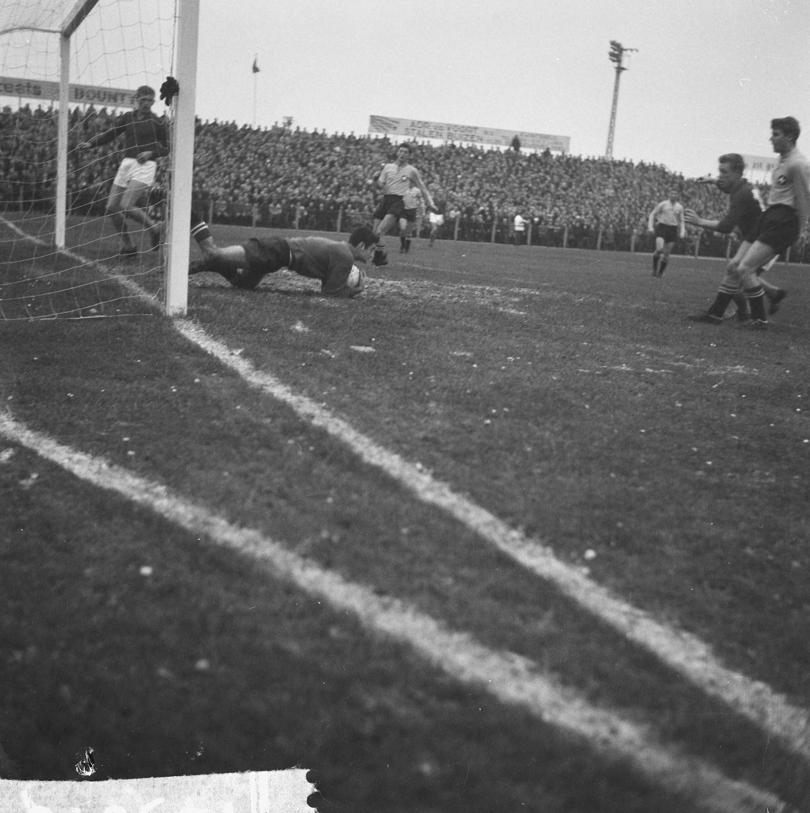 Fotocollectie Anefo — Voetbal. Jong Oranje tegen Jong Zwitserland 4-1. Spelmoment, de Zwitserse doelman Barlie, heeft de bal klwmvast — Foto: Nijs, Jac. de / Anefo. Licentie: Set B: Rechtenvrij / Publiek Domein. Bron: Nationaal Archief. http://hdl.handle.net/10648/aa1ebace-d0b4-102d-bcf8-003048976d84