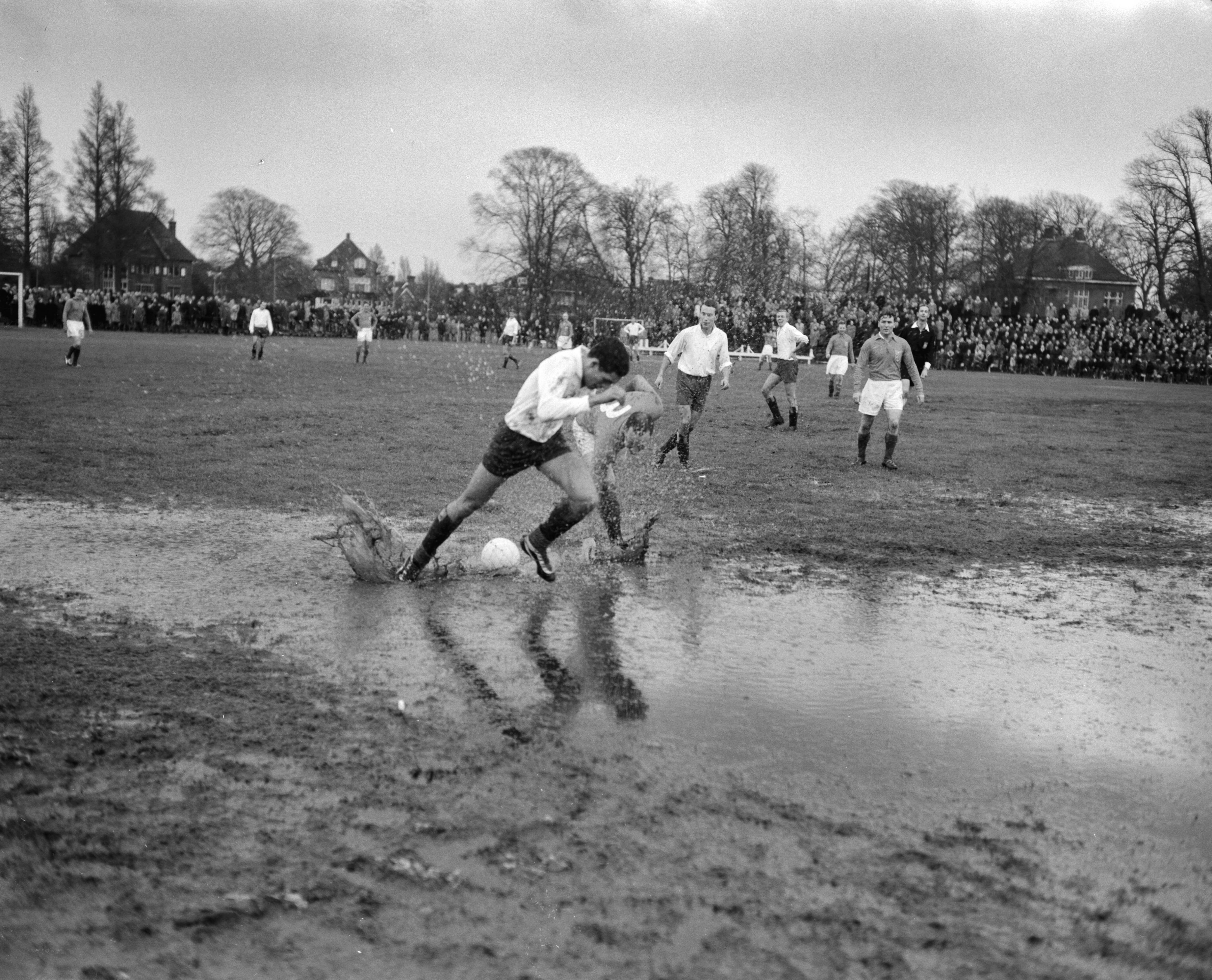 Fotocollectie Anefo — Koninklijke HFC tegen Oud-Internationals 1-1. Joop Stoffelen in duel met Drijver (HFC) en het water — Foto: Rossem, Wim van / Anefo. Licentie: Set B: Rechtenvrij / Publiek Domein. Bron: Nationaal Archief. http://hdl.handle.net/10648/a9f2a0a6-d0b4-102d-bcf8-003048976d84