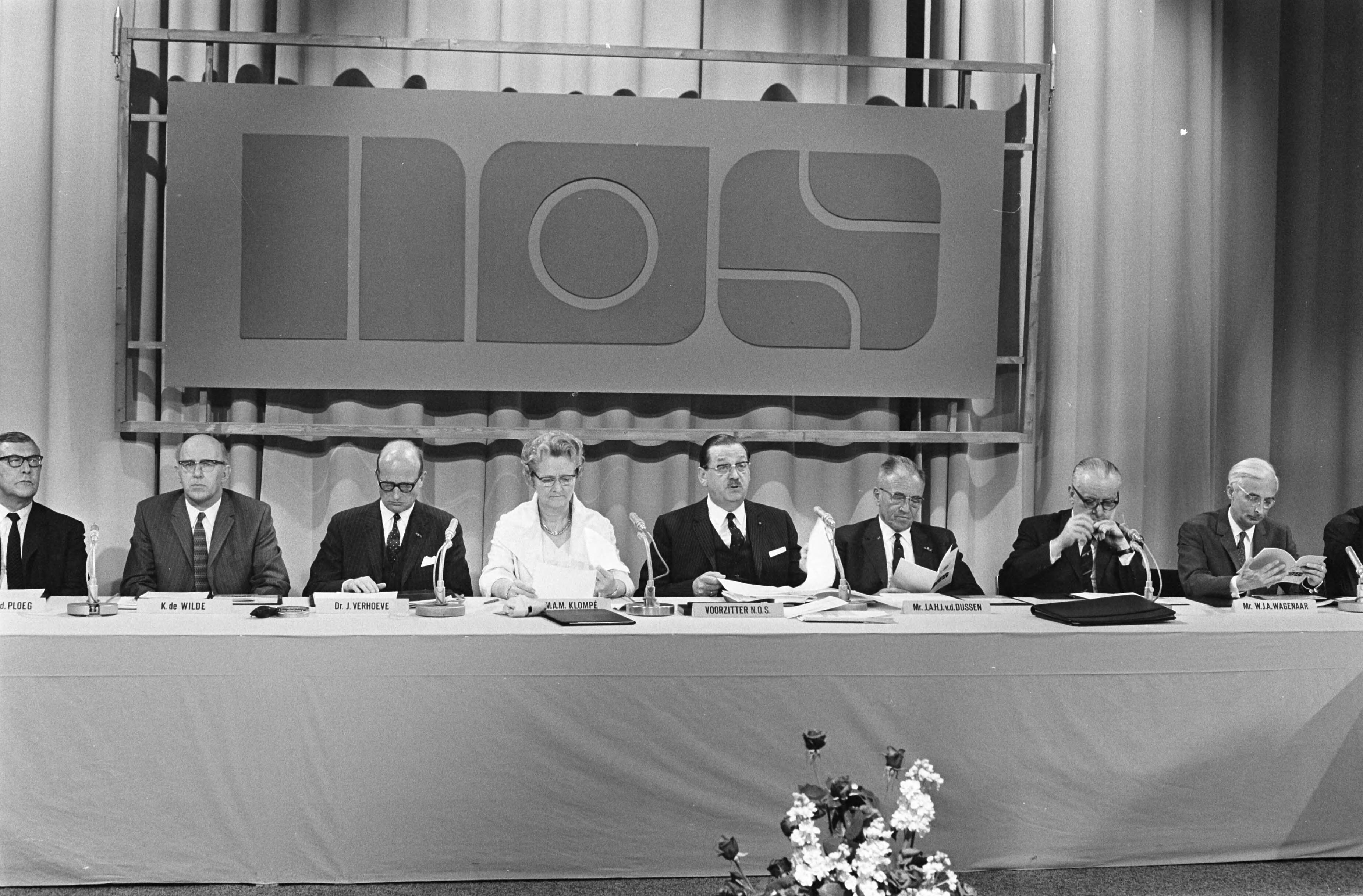 Fotocollectie Anefo — Minister Klompe installeert bestuur van Nederlandse Omroep Stichting, Hilversum tijdens receptie links Karel Prior (TROS) en rechts mr. Roosjes met echtgenote / — Foto: Verhoeff, Bert / Anefo. Licentie: Set B: Rechtenvrij / Publiek Domein. Bron: Nationaal Archief. http://hdl.handle.net/10648/ab6bfa36-d0b4-102d-bcf8-003048976d84