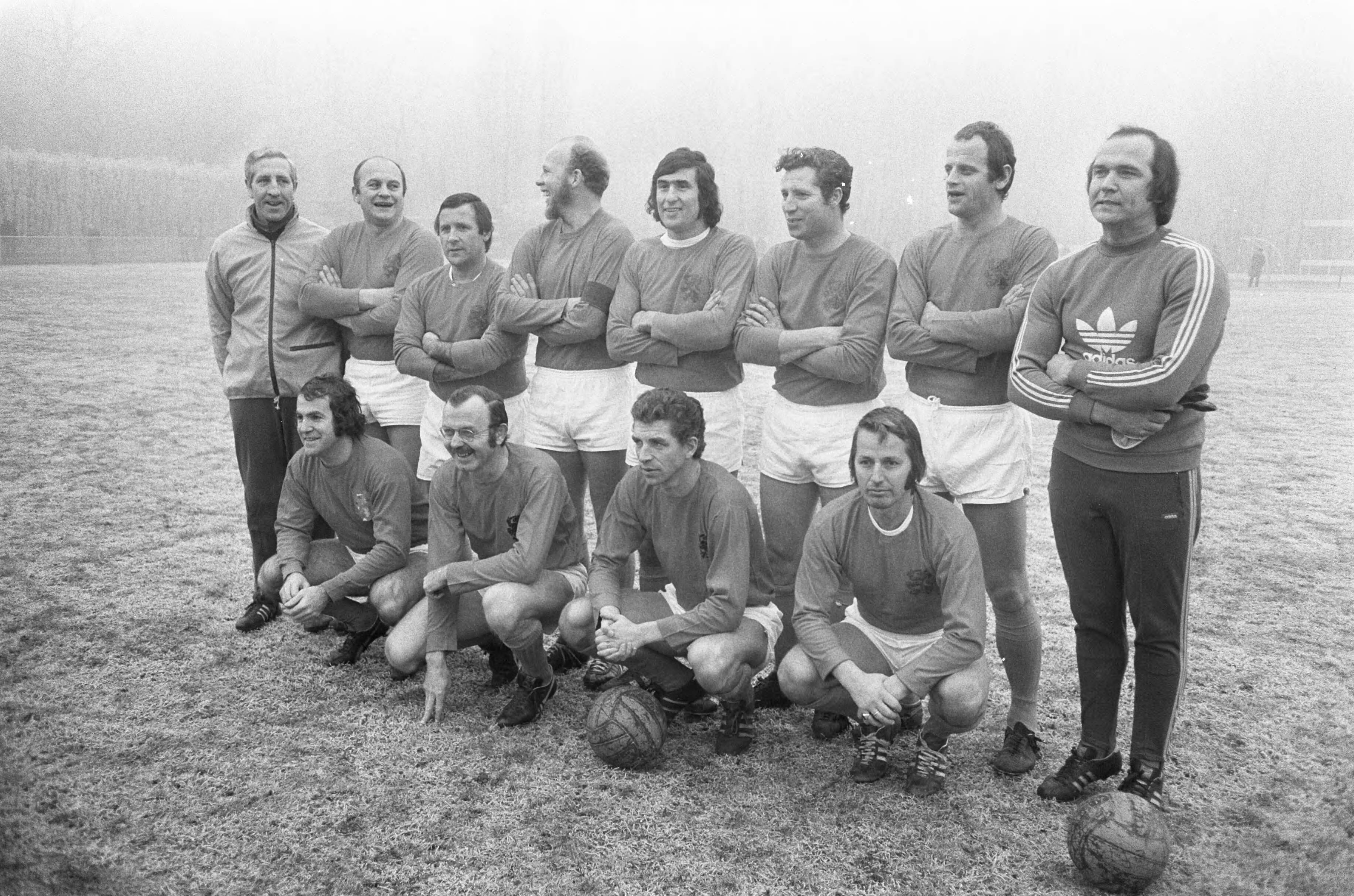 KHFC tegen Oud -Internationals — Elftal van de oud-internationals — Foto: Fotograaf Onbekend / Anefo. Licentie: Set B: Rechtenvrij / Publiek Domein. Bron: Nationaal Archief. http://hdl.handle.net/10648/ac3fc640-d0b4-102d-bcf8-003048976d84