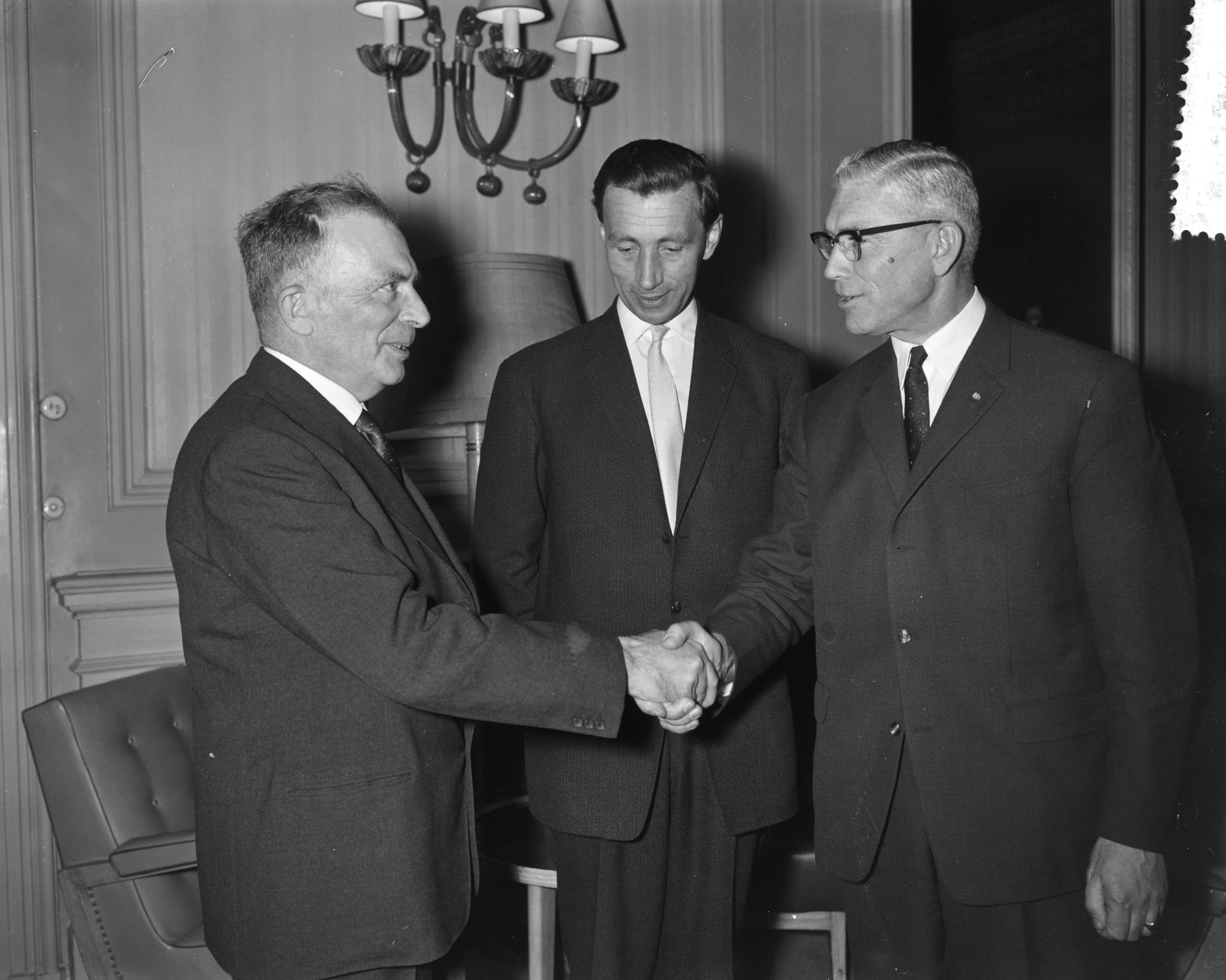 Fotocollectie Anefo — Afscheid van de directeur-generaal van de Landbouw ir. A.W. van der Plassche (links). Hij schudt de hand van ir. C.S. Knottnerus, voorzitter van het Koninklijk Nederlands Landbouwcomité. In het midden zijn opvolger ir. J.W. Wellen — Foto: Bilsen, Joop van / Anefo. Licentie: Set B: Rechtenvrij / Publiek Domein. Bron: Nationaal Archief. http://hdl.handle.net/10648/a9d3ce42-d0b4-102d-bcf8-003048976d84