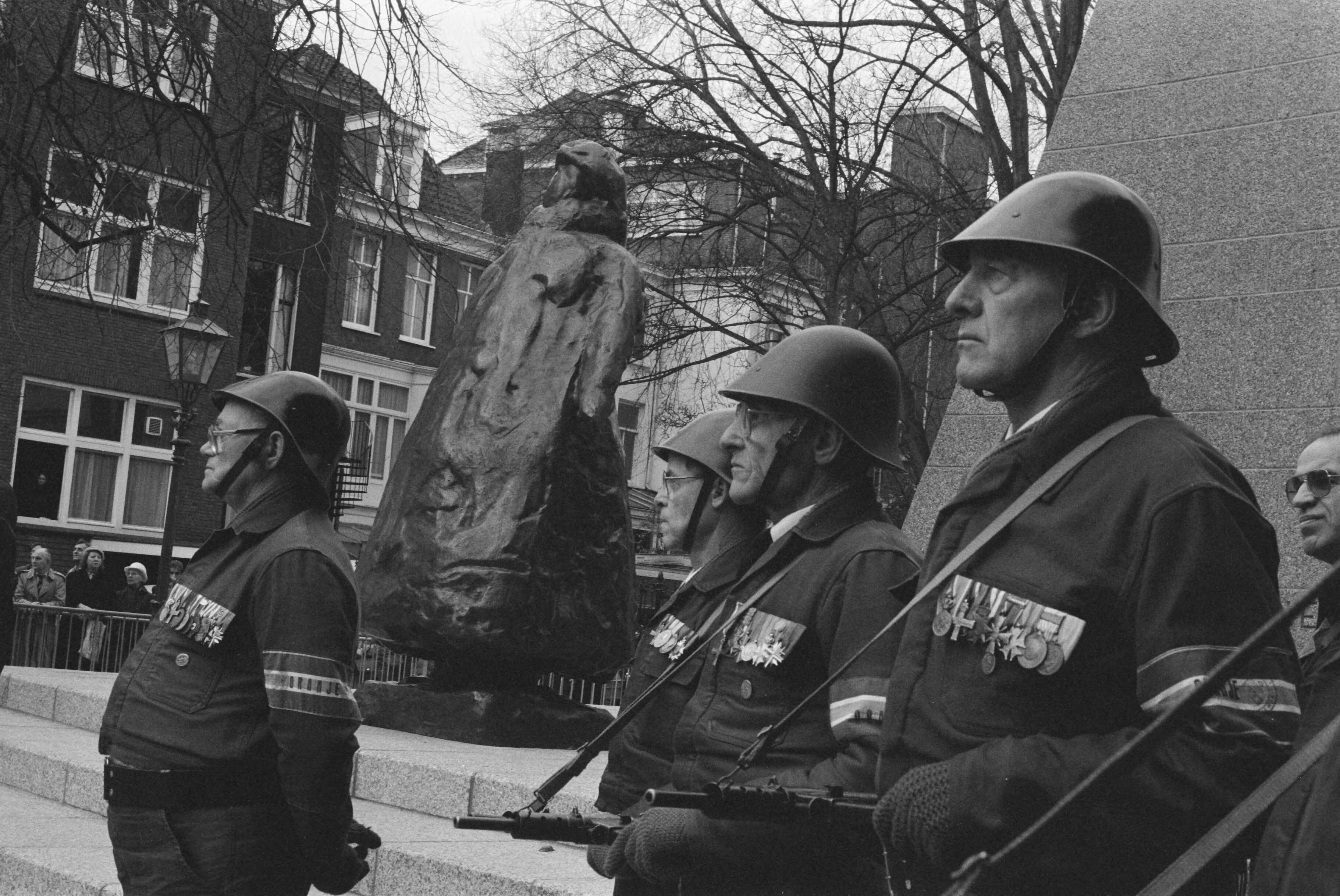 Fotocollectie Anefo — Wilhelminamonument in Den Haag onthuld door Koningin Beatrix en Prinses Juliana ; erewacht bij monument — Foto: Bogaerts, Rob / Anefo. Licentie: Set B: Rechtenvrij / Publiek Domein. Bron: Nationaal Archief. http://hdl.handle.net/10648/ad6670dc-d0b4-102d-bcf8-003048976d84