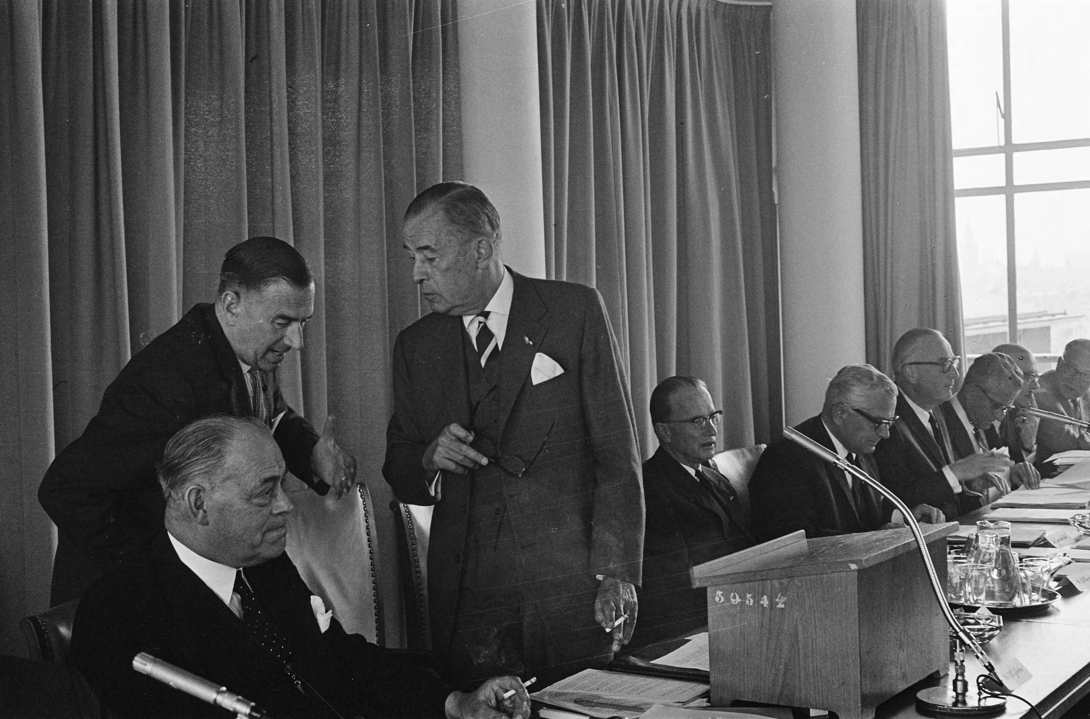 Fotocollectie Anefo — Aandeelhoudersvergadering KLM te Den Haag , achter directietafel v.l.n.r. mr. W. A. Steenstra , Toussaint , mr. Alberda en dr. Van der Wal — Foto: Pot, Harry / Anefo. Licentie: Set B: Rechtenvrij / Publiek Domein. Bron: Nationaal Archief. http://hdl.handle.net/10648/aa6936e4-d0b4-102d-bcf8-003048976d84