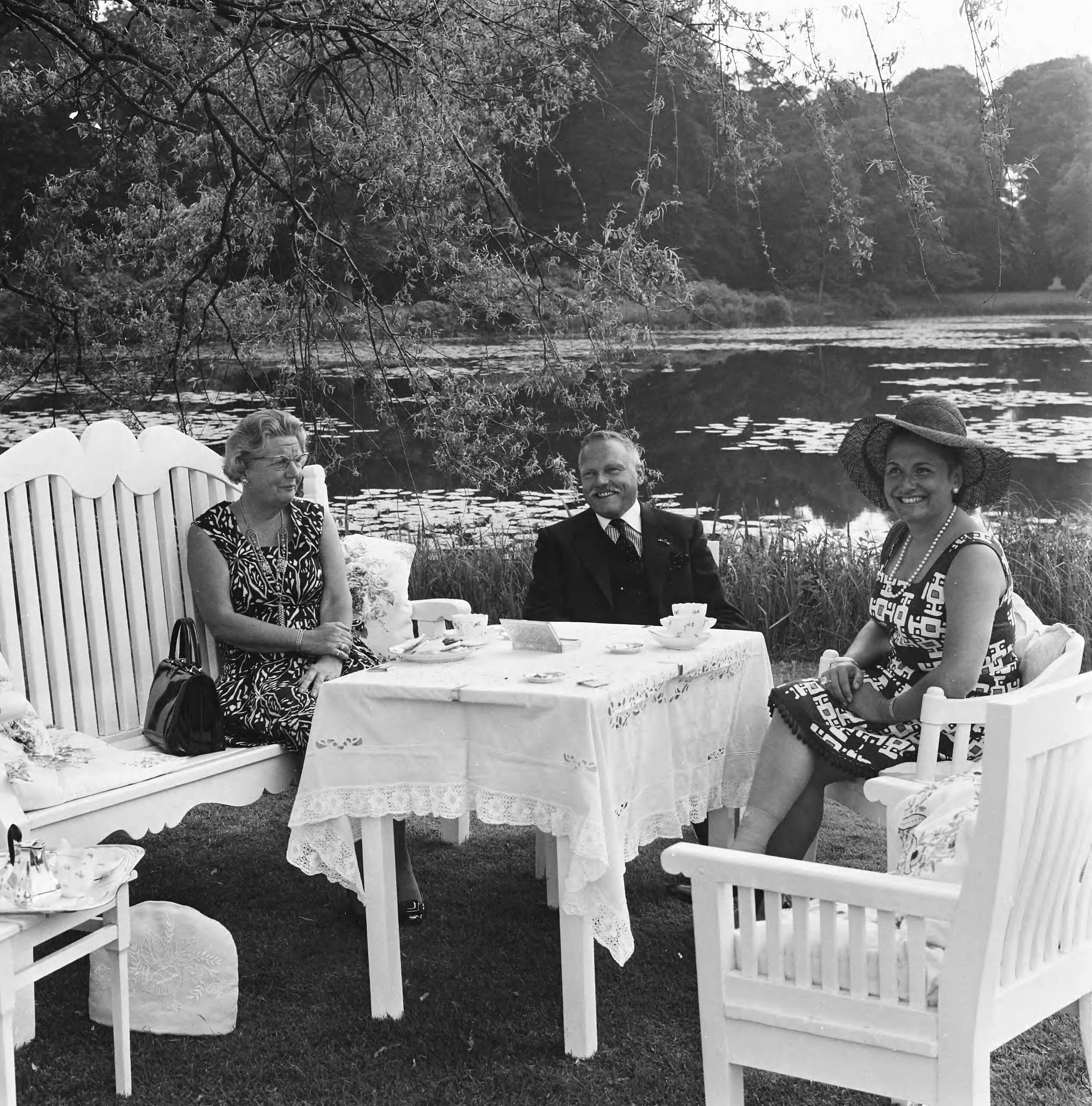 Fotocollectie Anefo — koningin Juliana ontvangt in de tuin van paleis Soestdijk de voorzitter van het Europese Parlement, mr. C. Berkhouwer en zijn echtgenote — Foto: Mieremet, Rob / Anefo. Licentie: Set B: Rechtenvrij / Publiek Domein. Bron: Nationaal Archief. http://hdl.handle.net/10648/ac2f8618-d0b4-102d-bcf8-003048976d84