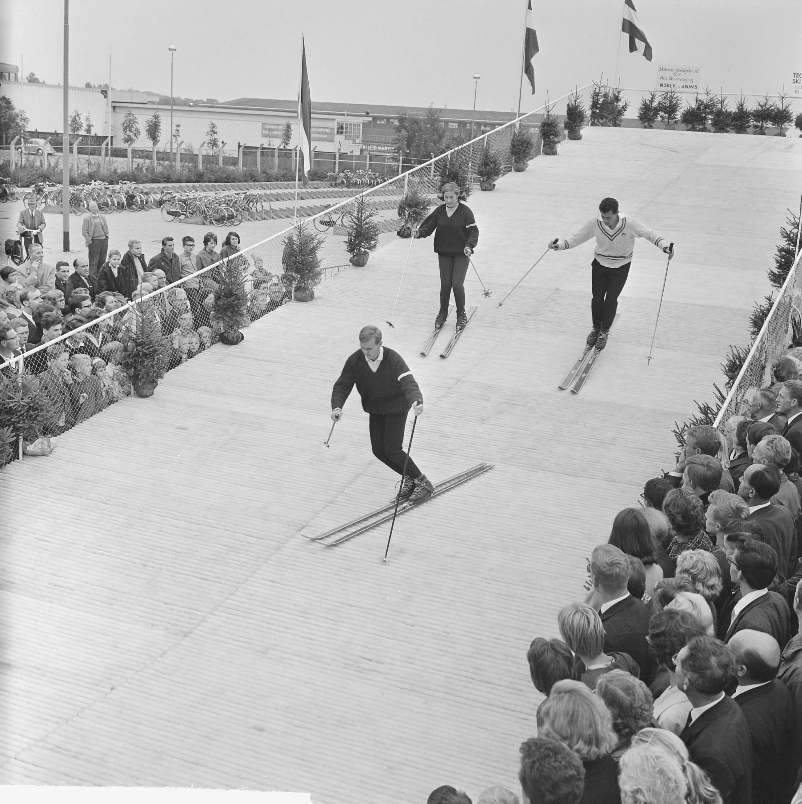 Fotocollectie Anefo — Kunstskibaan in Hilversum geopend door burgemeester J.J.G. Boot. Na de opening gaan skiërs de baan af — Foto: Koch, Eric / Anefo. Licentie: Set B: Rechtenvrij / Publiek Domein. Bron: Nationaal Archief. http://hdl.handle.net/10648/aa464314-d0b4-102d-bcf8-003048976d84