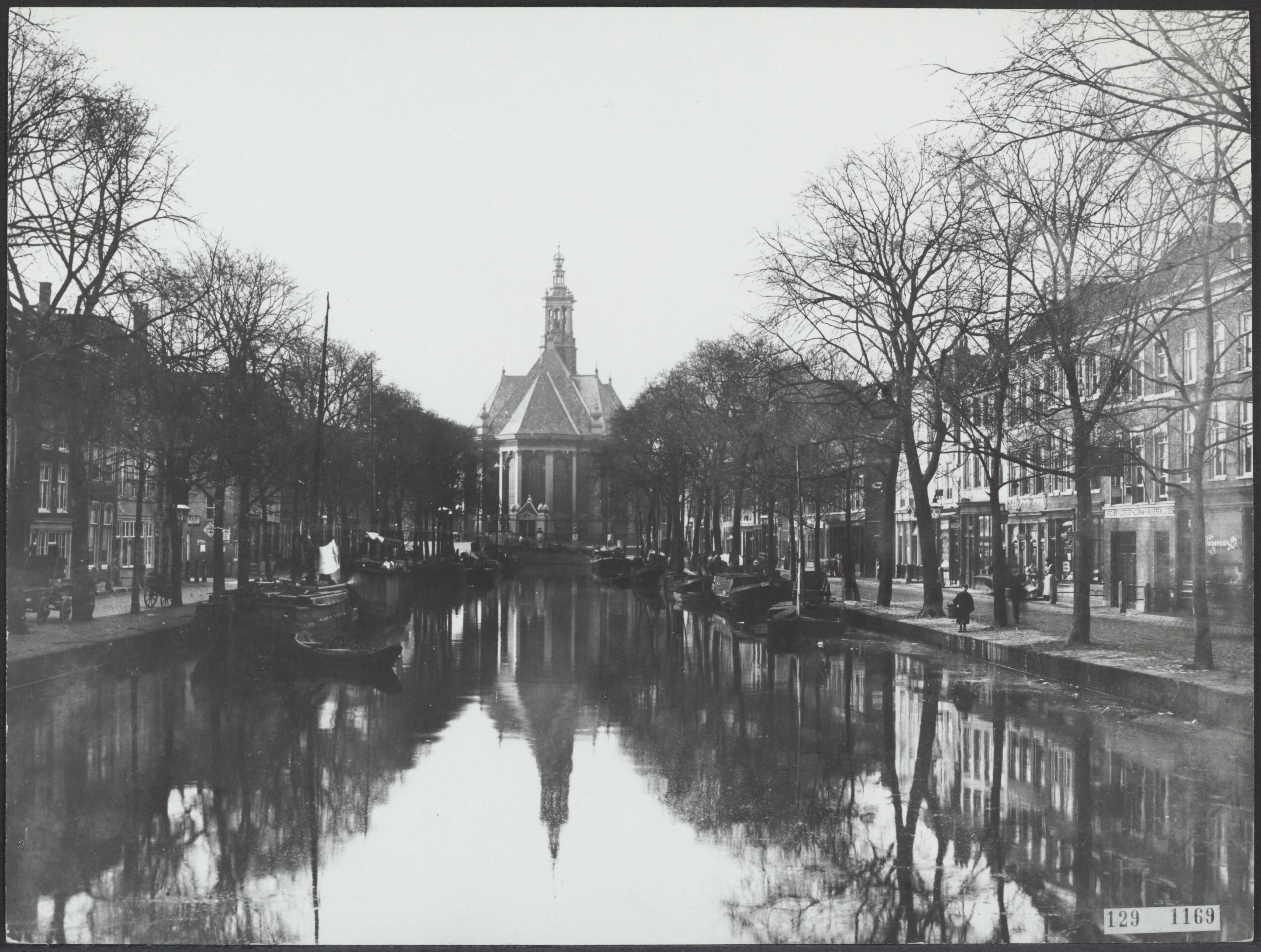 Fotocollectie Rijksvoorlichtingsdienst Eigen — Den Haag. Turfmarkt — Foto: Fotodienst Gemeente Den Haag. Licentie: Set B: Rechtenvrij / Publiek Domein. Bron: Nationaal Archief. http://hdl.handle.net/10648/af48e06a-d0b4-102d-bcf8-003048976d84