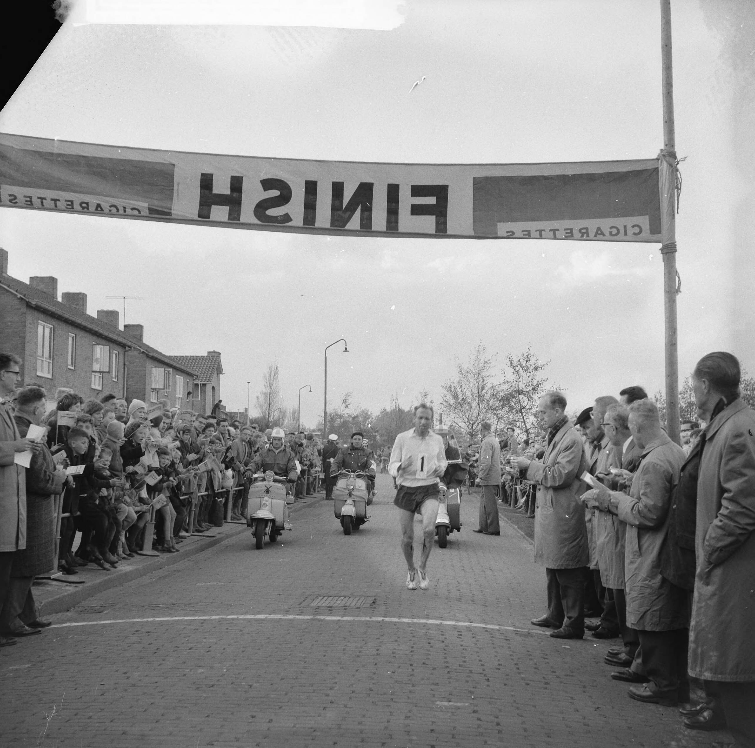 Fotocollectie Anefo — Marathonloop in Zaandam. De winnaar, De Deen Thyge Thøgersen gaat over finish — Foto: Brinkman, Dave / Anefo. Licentie: Set B: Rechtenvrij / Publiek Domein. Bron: Nationaal Archief. http://hdl.handle.net/10648/a9e9bd1a-d0b4-102d-bcf8-003048976d84