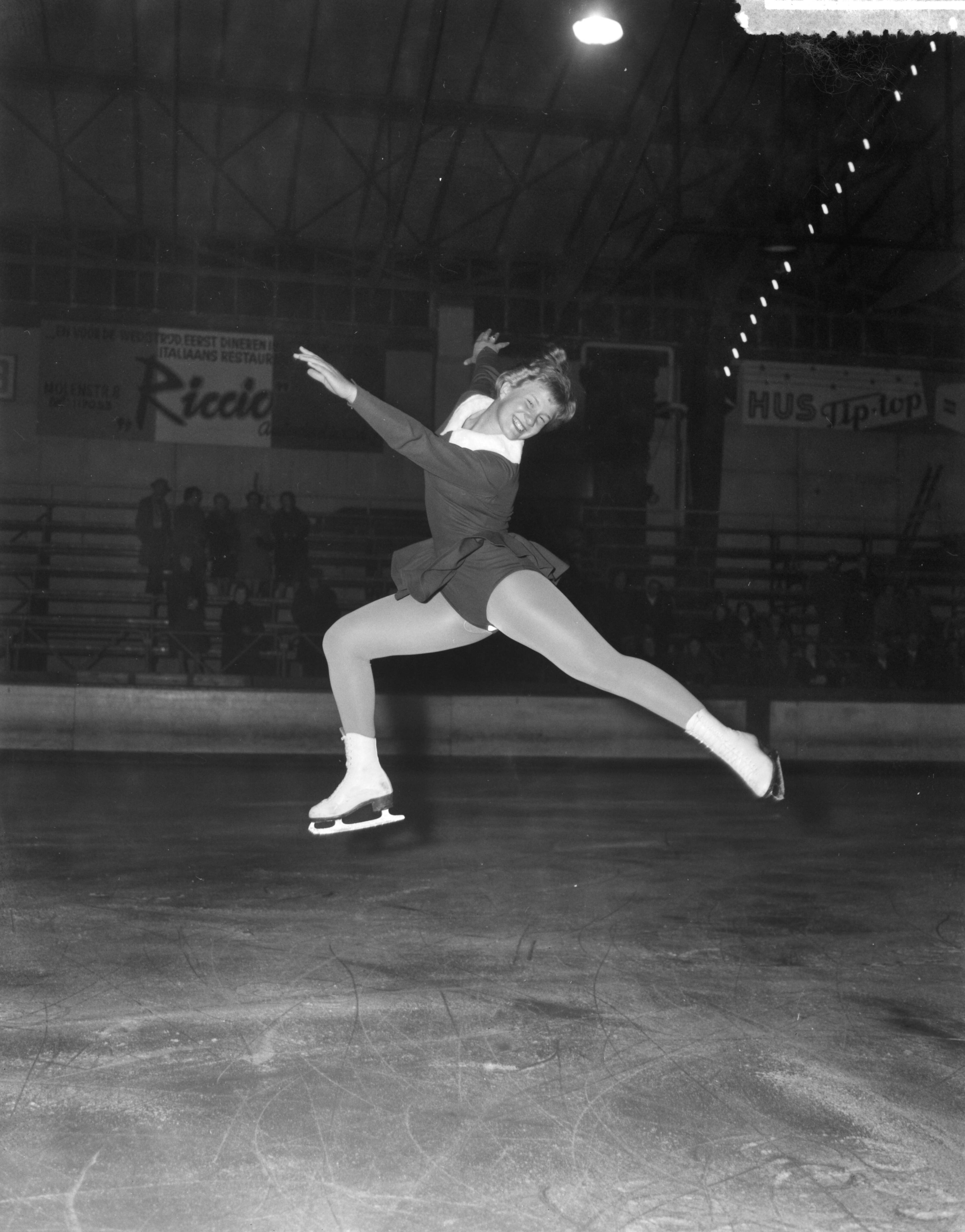 Fotocollectie Anefo — Nationale kampioenschappen kunstrijden op de schaats op de Hokij te Den Haag, Sjoukje Dijkstra in actie — Foto: Rossem, Wim van / Anefo. Licentie: Set B: Rechtenvrij / Publiek Domein. Bron: Nationaal Archief. http://hdl.handle.net/10648/a98fb02c-d0b4-102d-bcf8-003048976d84
