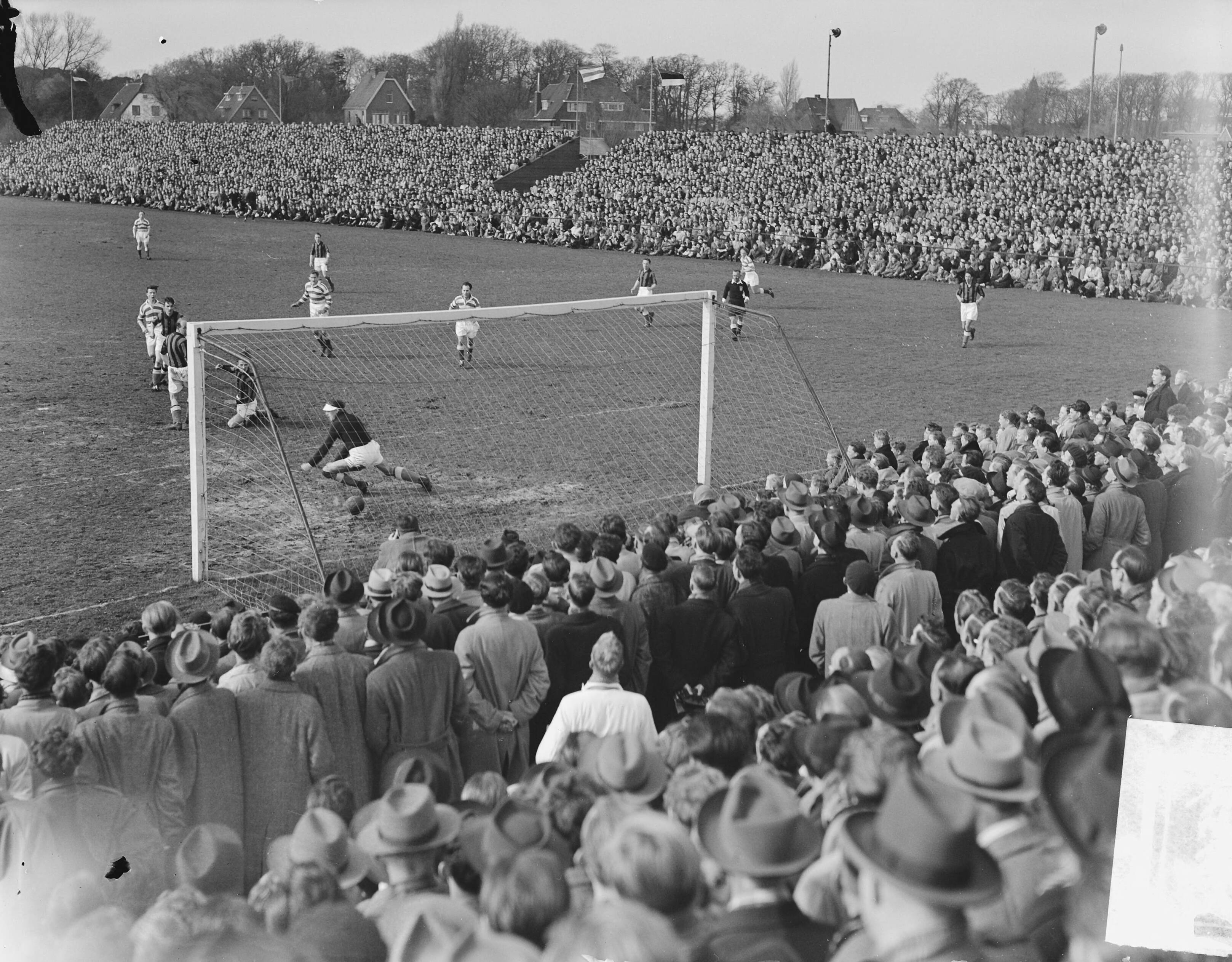 Voetbal. RCH tegen Blauw-Wit 0-2. Blauw-Wit kampioen — Voetbal. RCH tegen Blauw-Wit 0-2. Spelmoment — Foto: Bilsen, Joop van / Anefo. Licentie: Set B: Rechtenvrij / Publiek Domein. Bron: Nationaal Archief. http://hdl.handle.net/10648/a8e866f0-d0b4-102d-bcf8-003048976d84