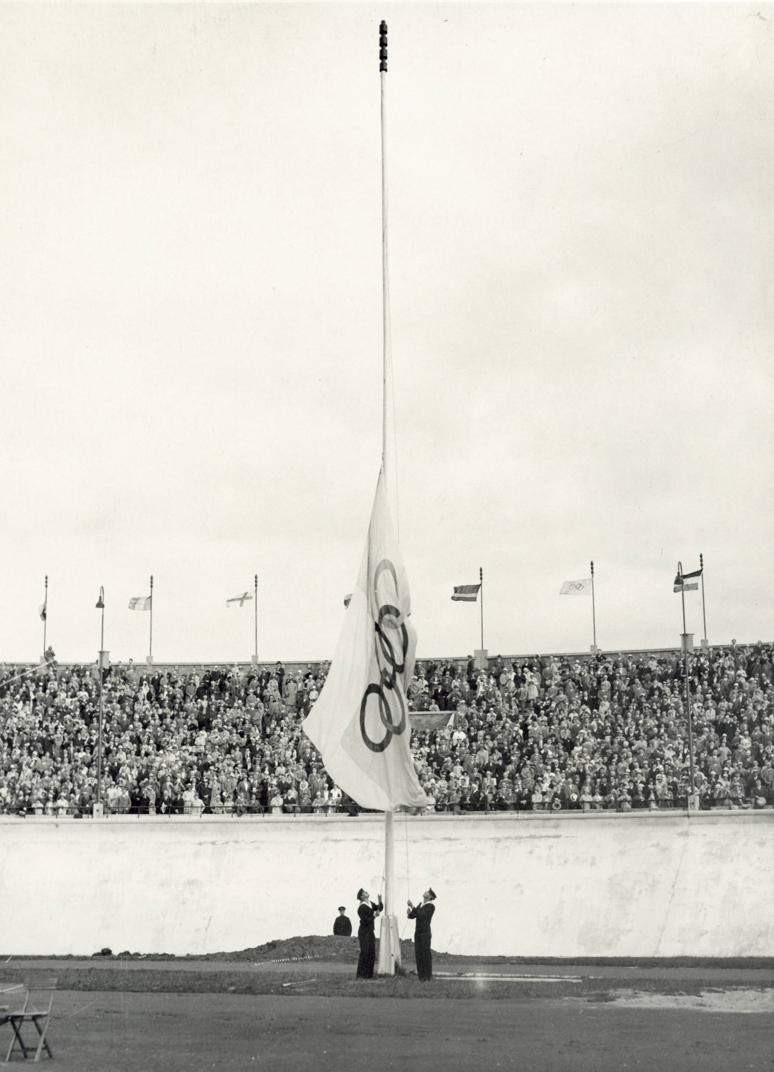 Sport — Sport. Olympische Spelen Amsterdam 1928. Sluitingsceremonie op 12 augustus, het strijken van de vlag. — Foto: Fotograaf Onbekend / Algemeen Fotobureau Amsterdam / Rechtenvrij (05589). Licentie: Set B: Rechtenvrij / Publiek Domein. Bron: Nationaal Archief. http://hdl.handle.net/10648/35429da7-0a8e-a382-e063-6df0900a6686