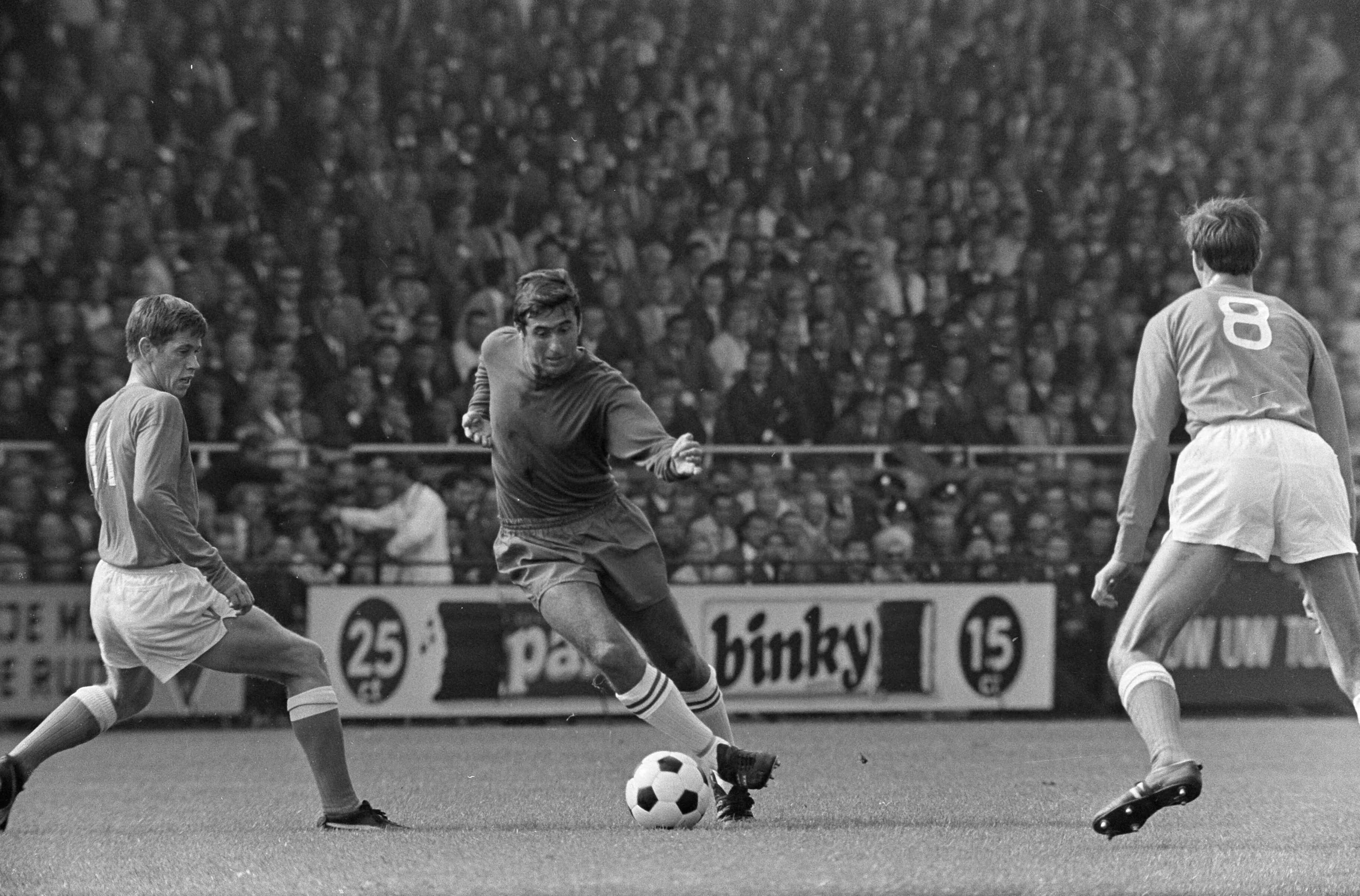 Fotocollectie Anefo — Ajax tegen Volendam 7-1. Spelmomenten — Foto: Kroon, Ron / Anefo. Licentie: Set B: Rechtenvrij / Publiek Domein. Bron: Nationaal Archief. http://hdl.handle.net/10648/ab26a18e-d0b4-102d-bcf8-003048976d84
