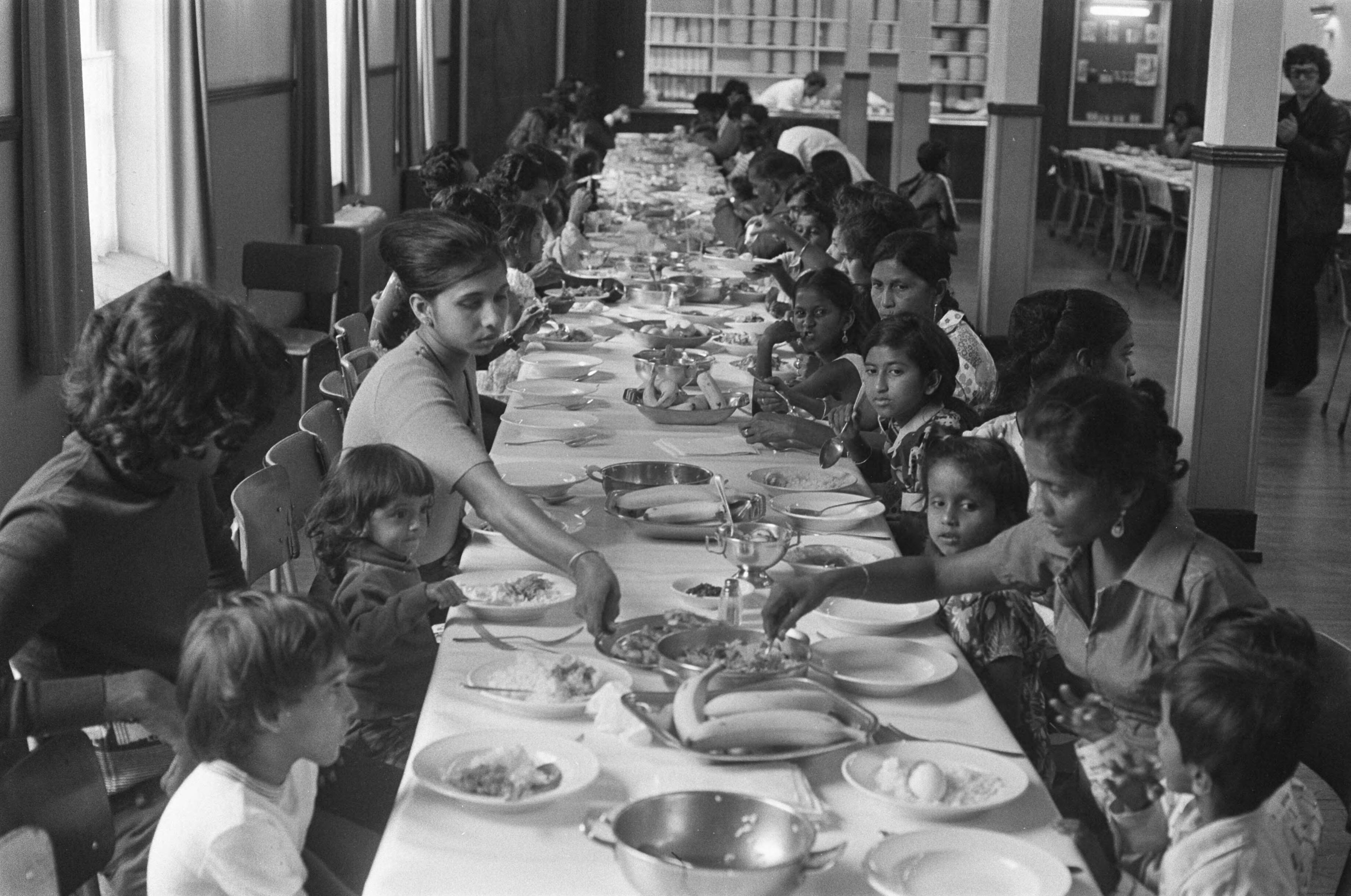 Fotocollectie Anefo — Surinamers ondergebracht in Frederikkazerne in Leeuwarden Surinamers aan de lunch aan lange tafel — Foto: Verhoeff, Bert / Anefo. Licentie: Set B: Rechtenvrij / Publiek Domein. Bron: Nationaal Archief. http://hdl.handle.net/10648/ac724444-d0b4-102d-bcf8-003048976d84