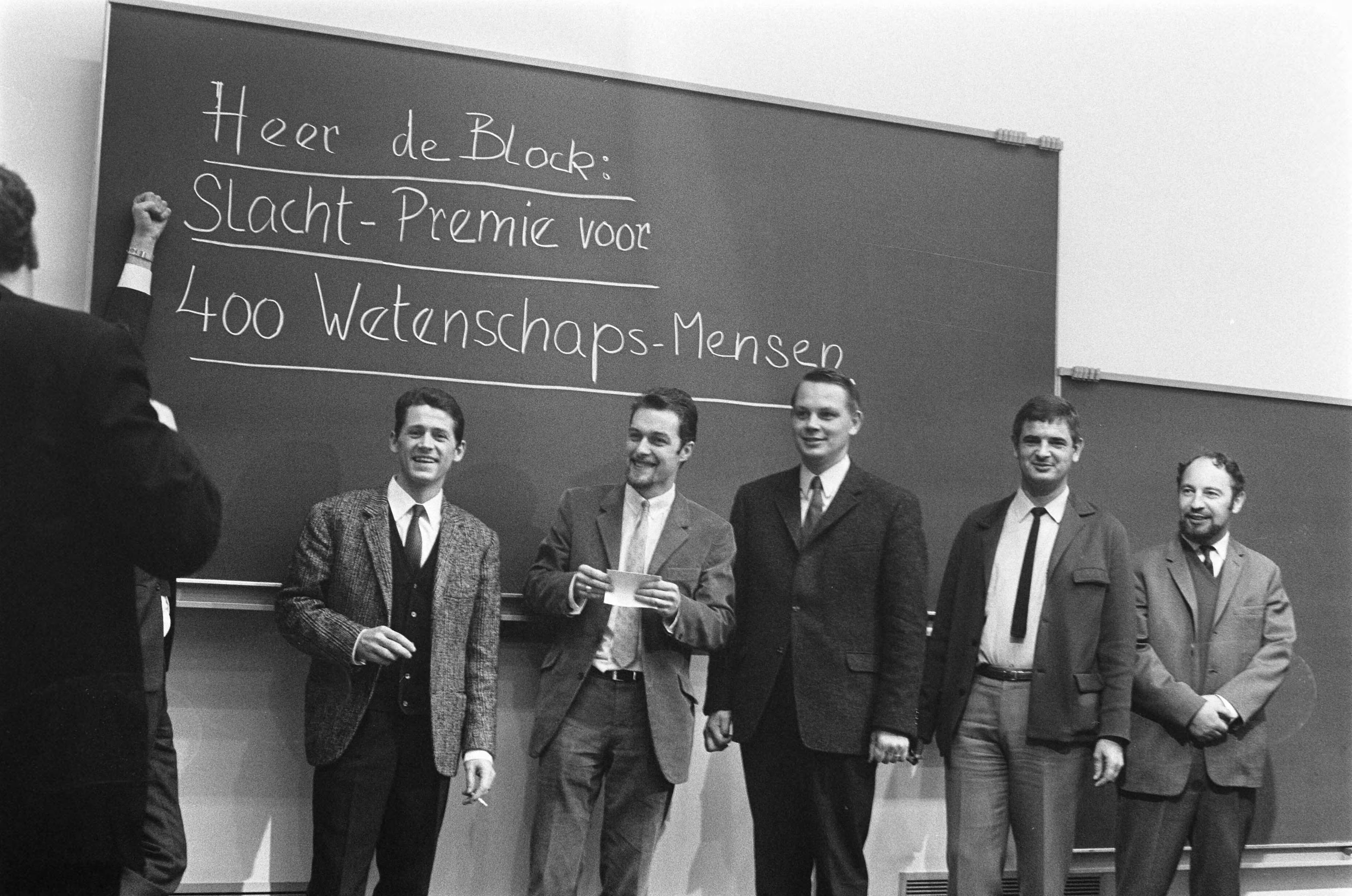 Fotocollectie Anefo — "Bezetters" van het Reactorcentrum te Petten vergaderen. Nummer 15 Wim Olthoff voor bord — Foto: Verhoeff, Bert / Anefo. Licentie: Set B: Rechtenvrij / Publiek Domein. Bron: Nationaal Archief. http://hdl.handle.net/10648/ab7efed8-d0b4-102d-bcf8-003048976d84