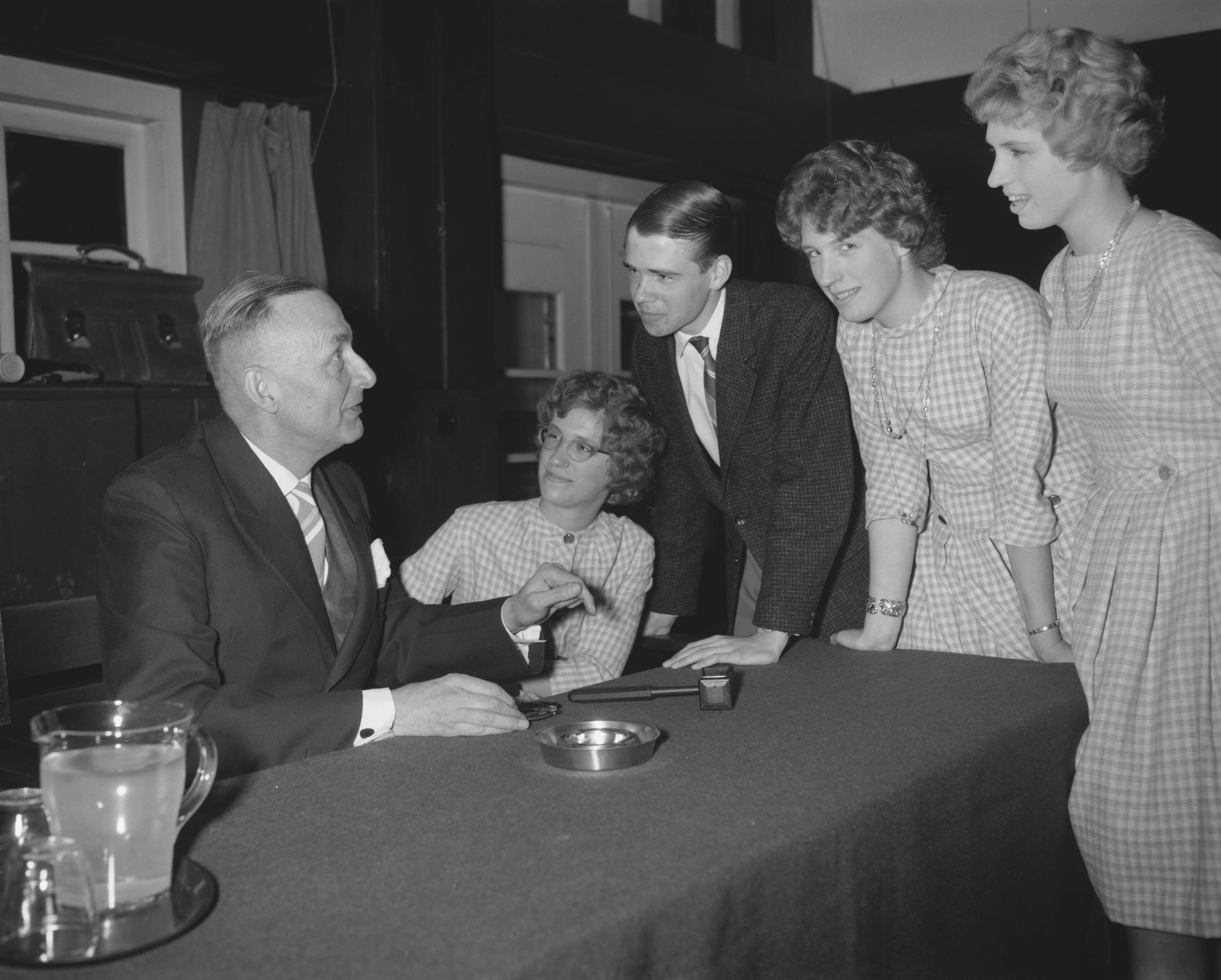 Fotocollectie Anefo — Zwolse vierling Kiffers worden ingeschreven als buitengewoon lid van de Nederlandse Vereniging van Tweelingen tijdens de conferentie van de vereniging in Woudschoten door dr. J.W. Bruins. Vlnr. Rini, Han, Ellen en Dorothée — Foto: Bilsen, Joop van / Anefo. Licentie: Set B: Rechtenvrij / Publiek Domein. Bron: Nationaal Archief. http://hdl.handle.net/10648/a9a8a6cc-d0b4-102d-bcf8-003048976d84