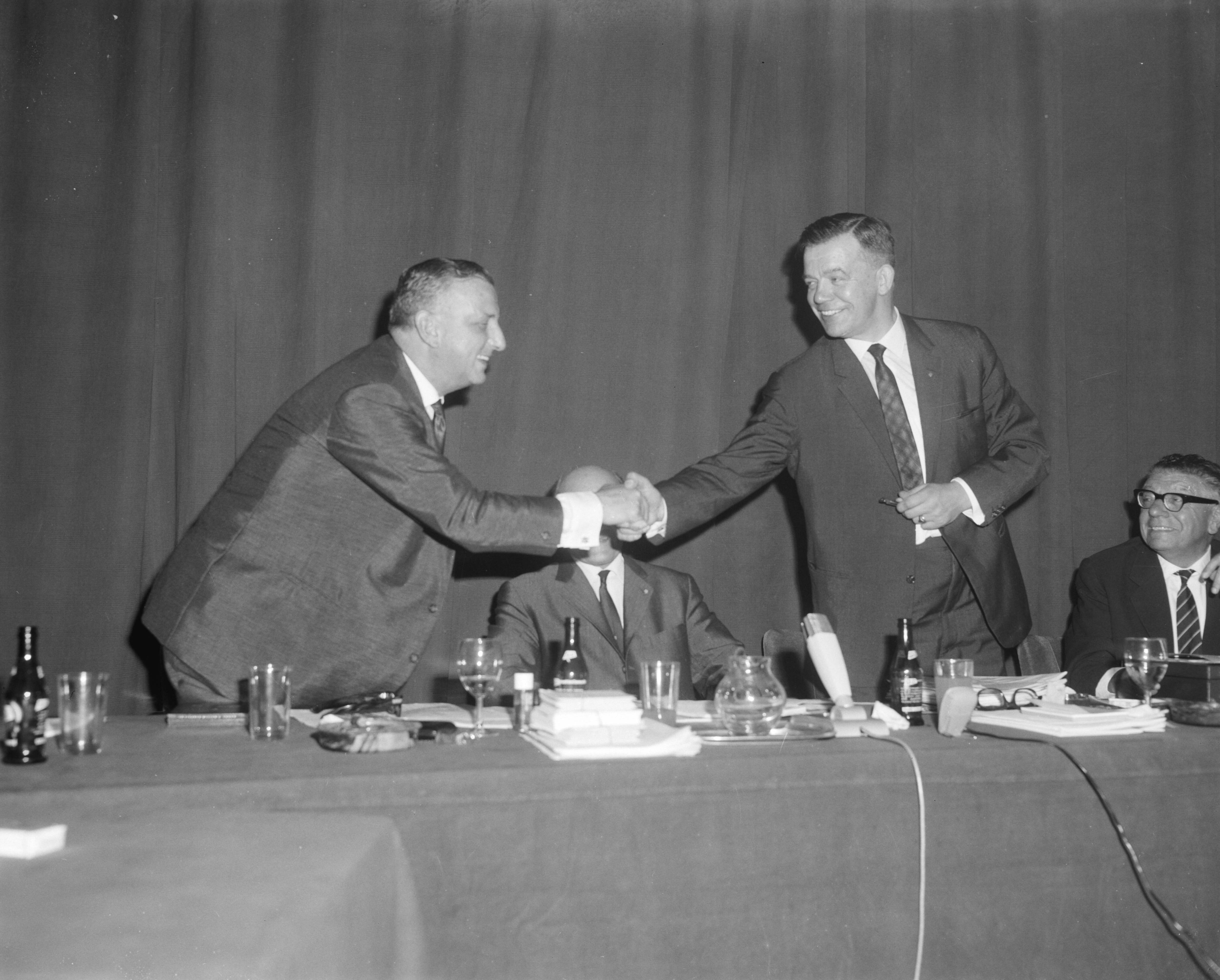 Fotocollectie Anefo — Algemene vergadering van KNVB gehouden in Esplanade te Utrecht, Jos Coler (links) en J. J. Egberts reiken elkaar de hand in midden A. L. M. Schroder geheel — Foto: Bilsen, Joop van / Anefo. Licentie: Set B: Rechtenvrij / Publiek Domein. Bron: Nationaal Archief. http://hdl.handle.net/10648/aa7130c4-d0b4-102d-bcf8-003048976d84