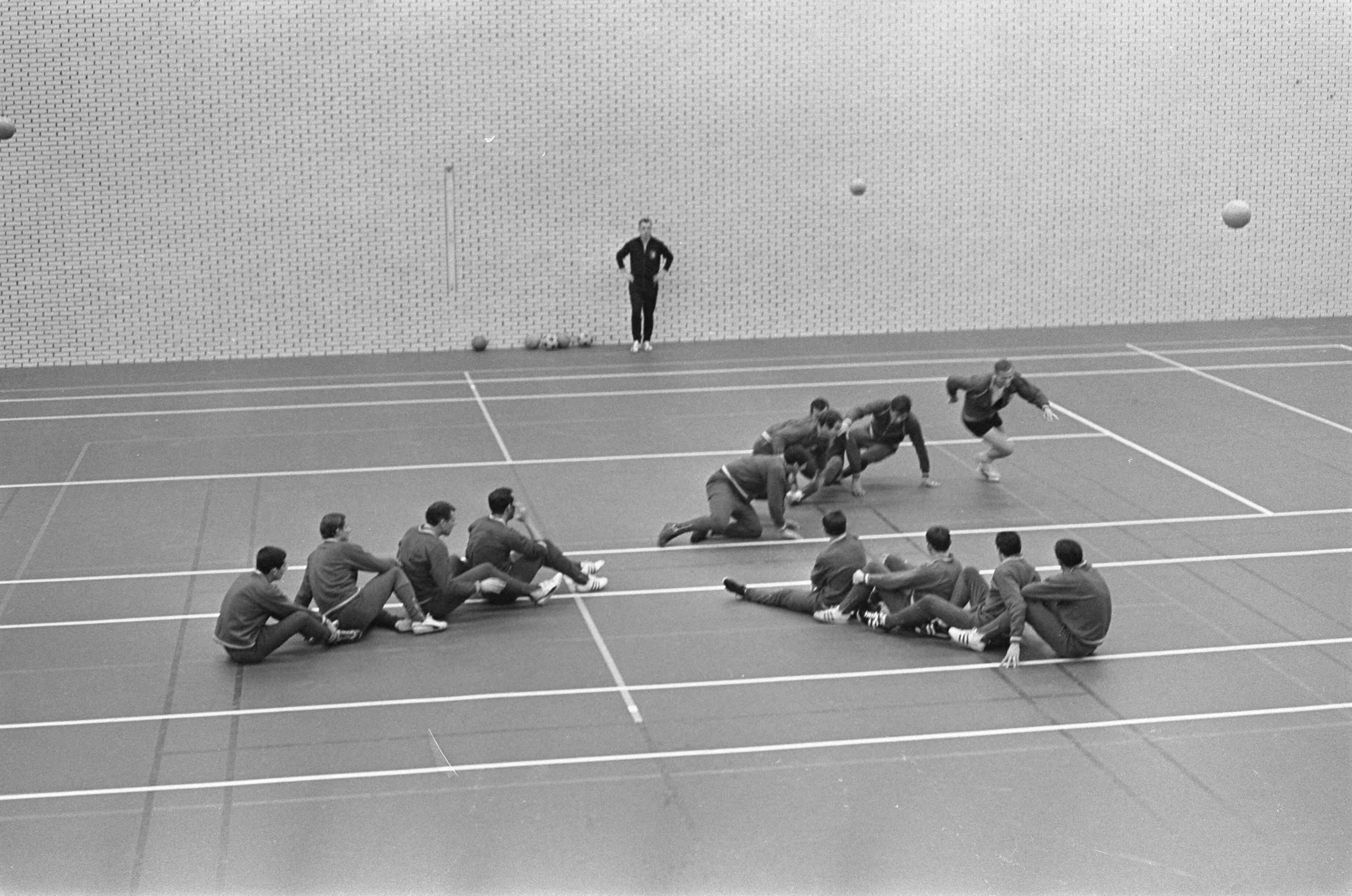 Nederlands elftal traint te Zeist — Spelersgroep traint onder leiding van bondscoach Georg Kessler — Foto: Nijs, Jac. de / Anefo. Licentie: Set B: Rechtenvrij / Publiek Domein. Bron: Nationaal Archief. http://hdl.handle.net/10648/ab0557e0-d0b4-102d-bcf8-003048976d84