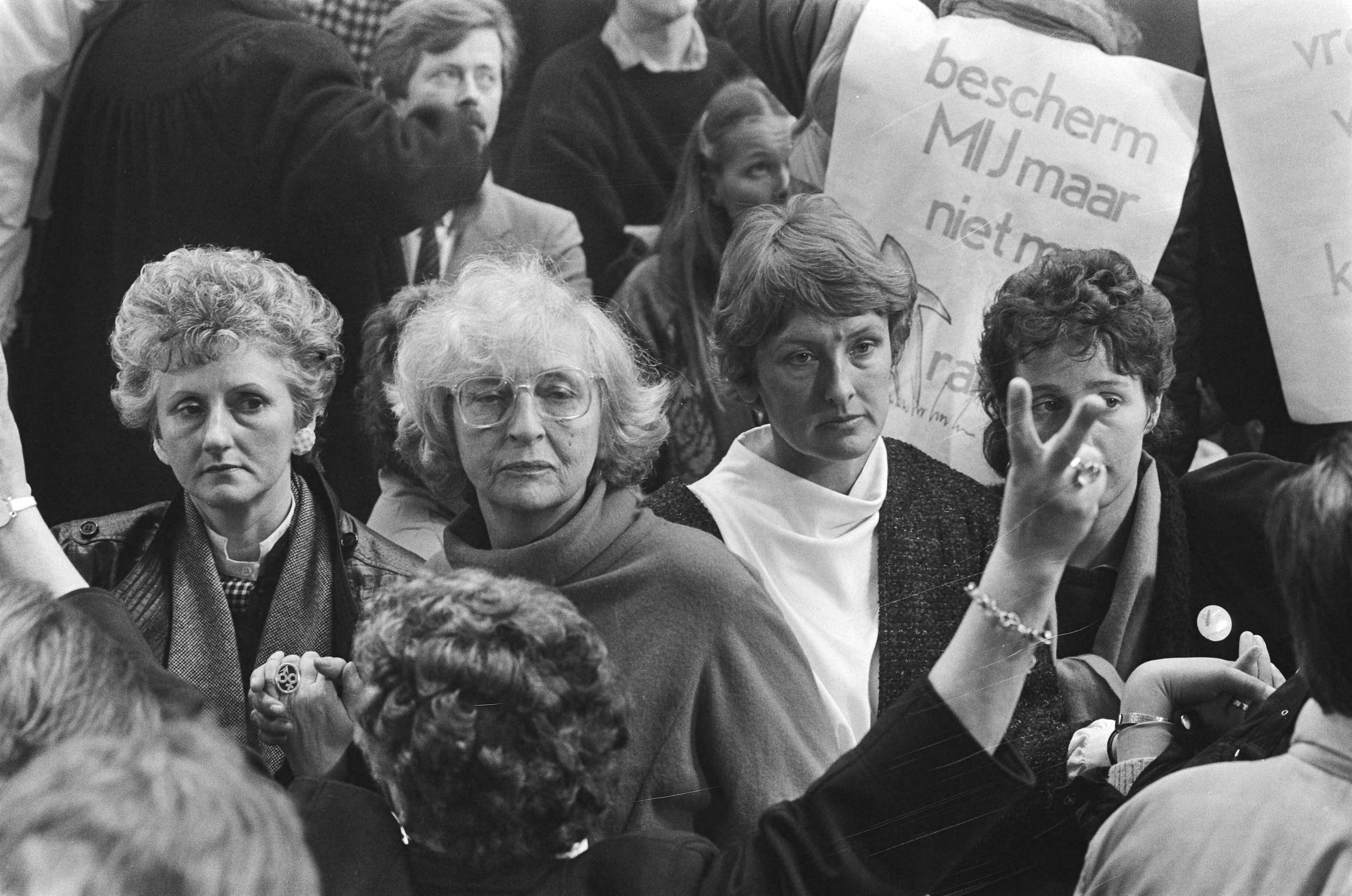 Fotocollectie Anefo — Slotmanifestatie volkspetitionnement in Den Haag ; de bijeenkomst — Foto: Croes, Rob C. / Anefo. Licentie: Set B: Rechtenvrij / Publiek Domein. Bron: Nationaal Archief. http://hdl.handle.net/10648/ad4c03d2-d0b4-102d-bcf8-003048976d84