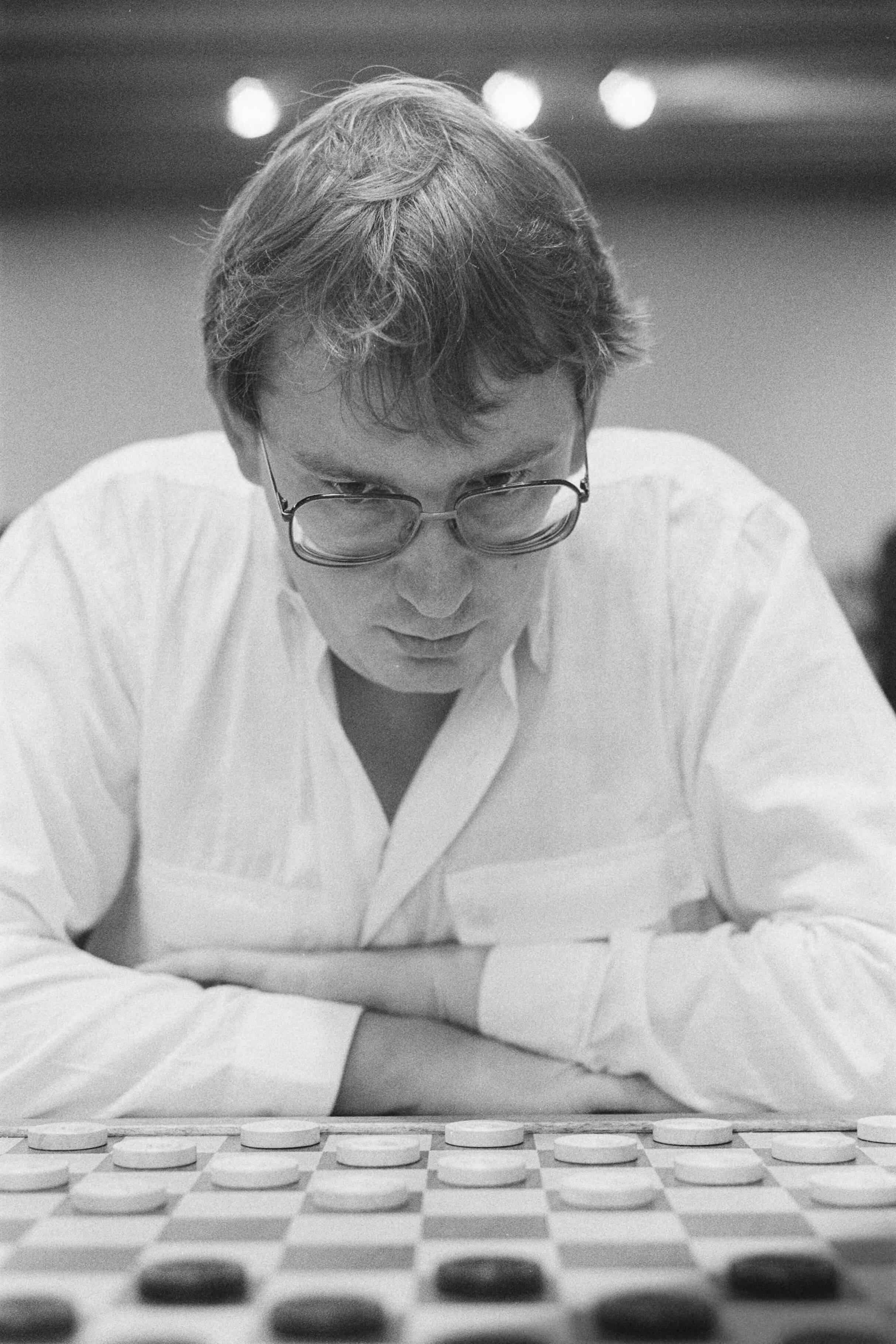 Fotocollectie Anefo — WK dammen Groningen; Rob Clerc in actie — Foto: Molendijk, Bart / Anefo. Licentie: Set B: Rechtenvrij / Publiek Domein. Bron: Nationaal Archief. http://hdl.handle.net/10648/ad59ffa0-d0b4-102d-bcf8-003048976d84