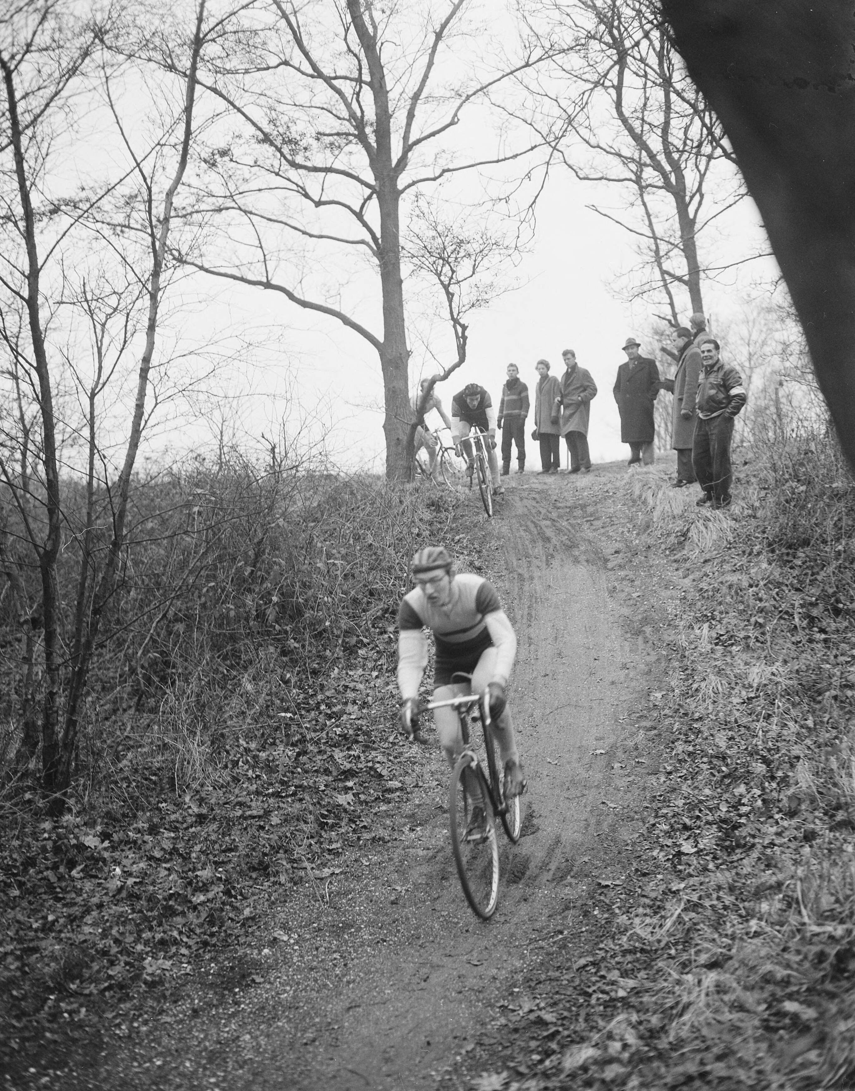 Fotocollectie Anefo — Nationale Cyclecross op landgoed Duinhorst te Wassenaar. Winnaar H. Brinkman uit Rotterdam, voor B. Jansen uit Wassenaar — Foto: Bilsen, Joop van / Anefo. Licentie: Set B: Rechtenvrij / Publiek Domein. Bron: Nationaal Archief. http://hdl.handle.net/10648/a955ee14-d0b4-102d-bcf8-003048976d84