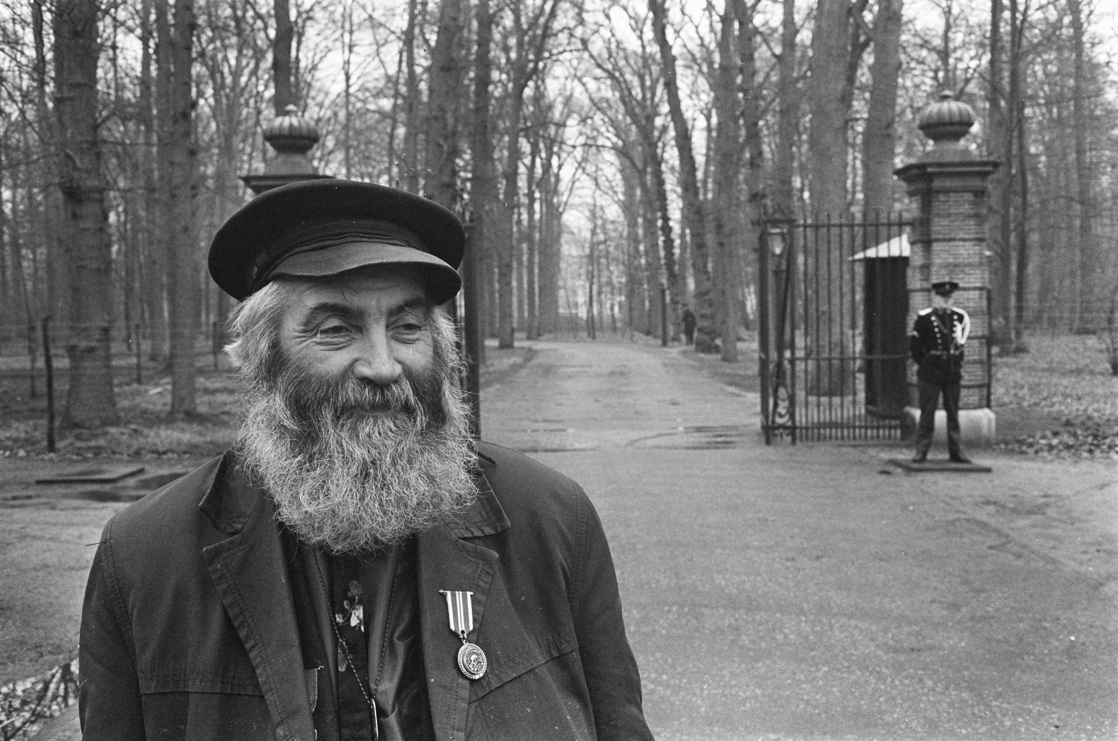 Fotocollectie Anefo — Drukte rondom Drakenstein, clochard Bouwmeester (61) te over gekomen uit Maastricht (kop) — Foto: Nijs, Jac. de / Anefo. Licentie: Set B: Rechtenvrij / Publiek Domein. Bron: Nationaal Archief. http://hdl.handle.net/10648/ab151c52-d0b4-102d-bcf8-003048976d84