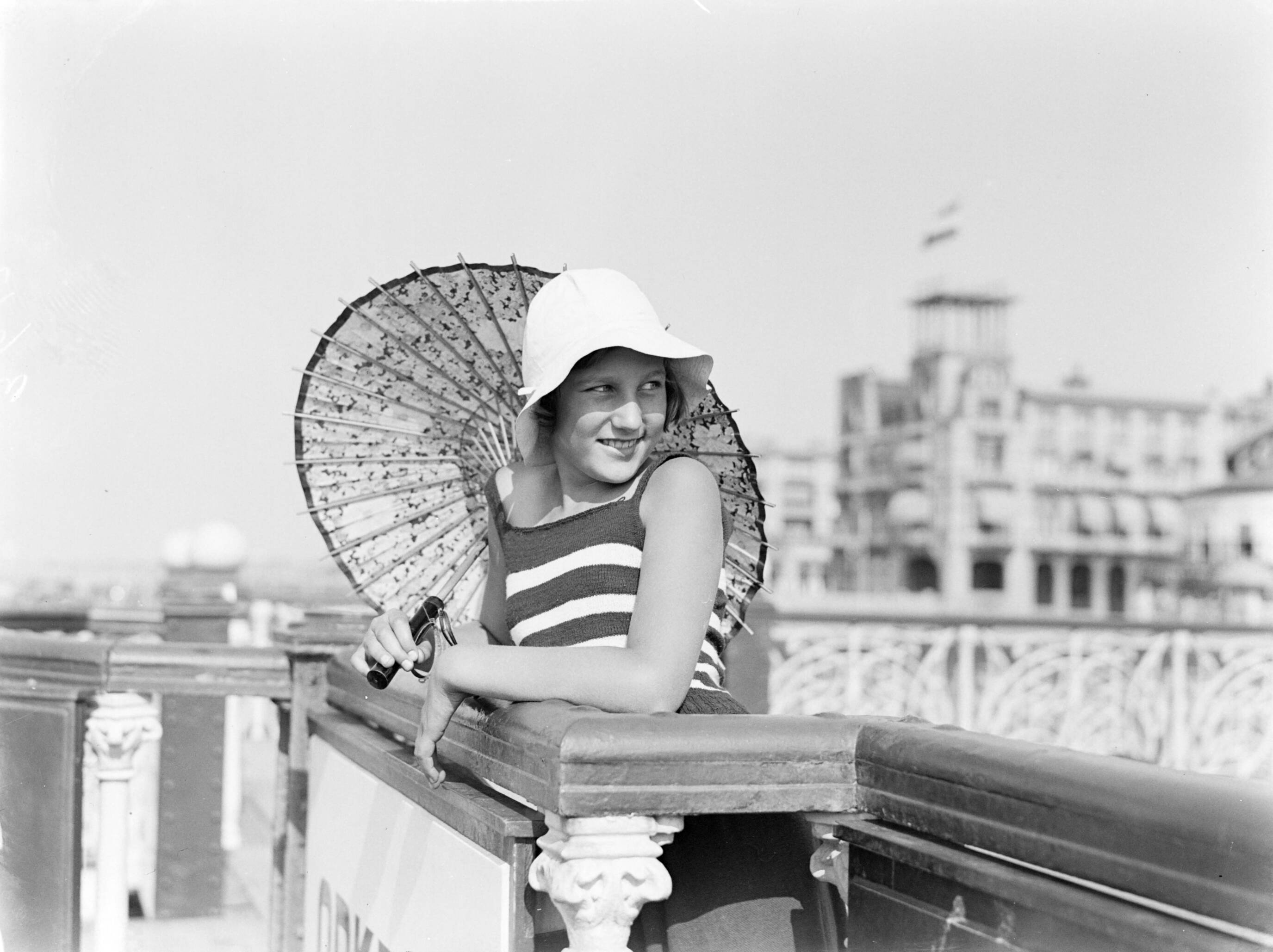 Scheveningen. — Van de Polls stiefdochter Hans aan de boulevard van Scheveningen — Foto: Poll, Willem van de. Licentie: Set B: Rechtenvrij / Publiek Domein. Bron: Nationaal Archief. http://hdl.handle.net/10648/ae9b240c-d0b4-102d-bcf8-003048976d84