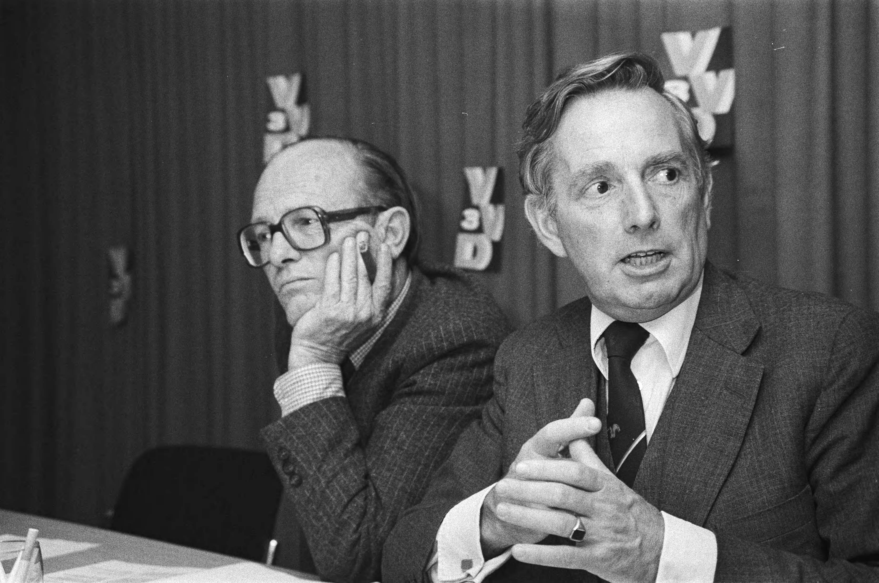 Fotocollectie Anefo — Persconferentie Den Haag , Nieuwspoort verkiezingsprogra VVD, 11 en 12 voorzitter Korthals Altes (r) met Rietker — Foto: Dijk, Hans van / Anefo. Licentie: Set B: Rechtenvrij / Publiek Domein. Bron: Nationaal Archief. http://hdl.handle.net/10648/ace993dc-d0b4-102d-bcf8-003048976d84