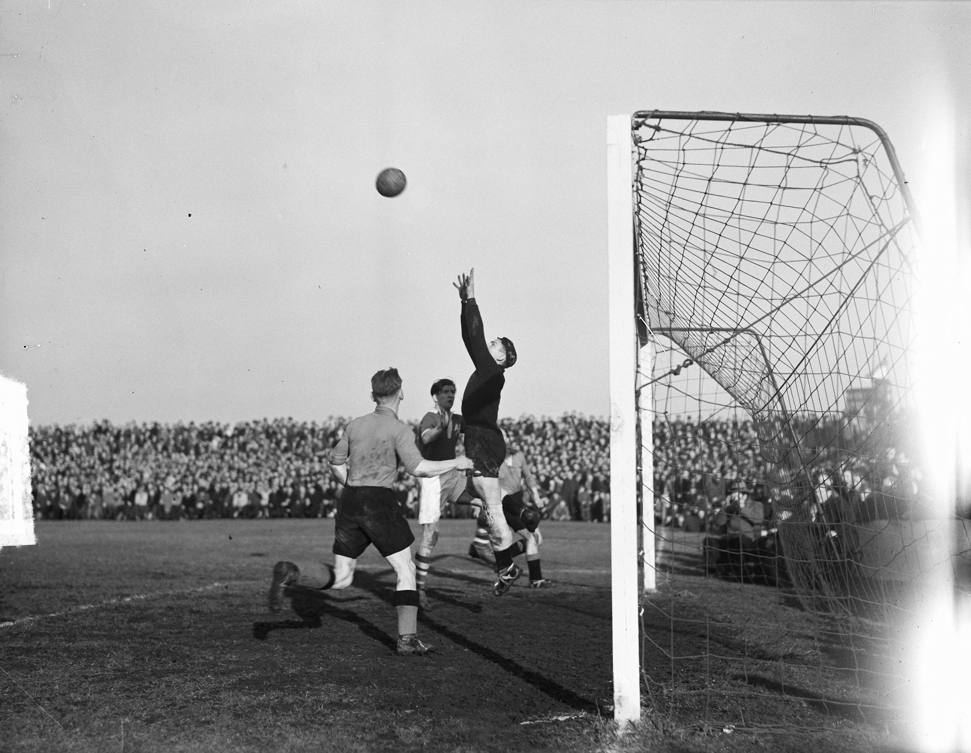 Fotocollectie Anefo — Limburgia tegen BVV. Keeper BVV in aktie — Foto: Averink, […] / Anefo. Licentie: Set B: Rechtenvrij / Publiek Domein. Bron: Nationaal Archief. http://hdl.handle.net/10648/a8c2ed94-d0b4-102d-bcf8-003048976d84