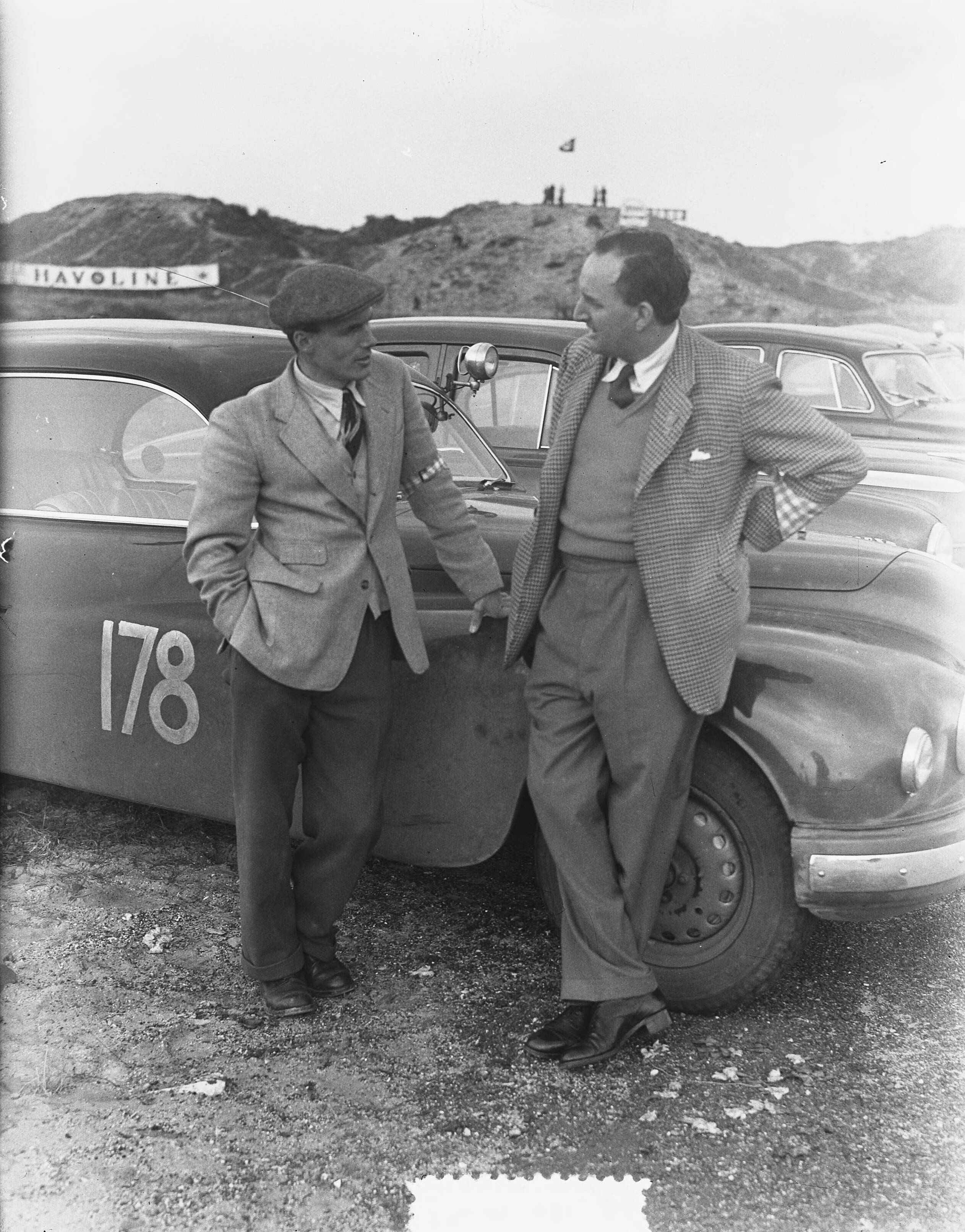 Fotocollectie Anefo — Tulpenrallye. Beslissingsrit op het circuit van Zandvoort. De winnaars M. Porter en J.W.E. Banks — Foto: Pot, Harry / Anefo. Licentie: Set B: Rechtenvrij / Publiek Domein. Bron: Nationaal Archief. http://hdl.handle.net/10648/a90b2eba-d0b4-102d-bcf8-003048976d84