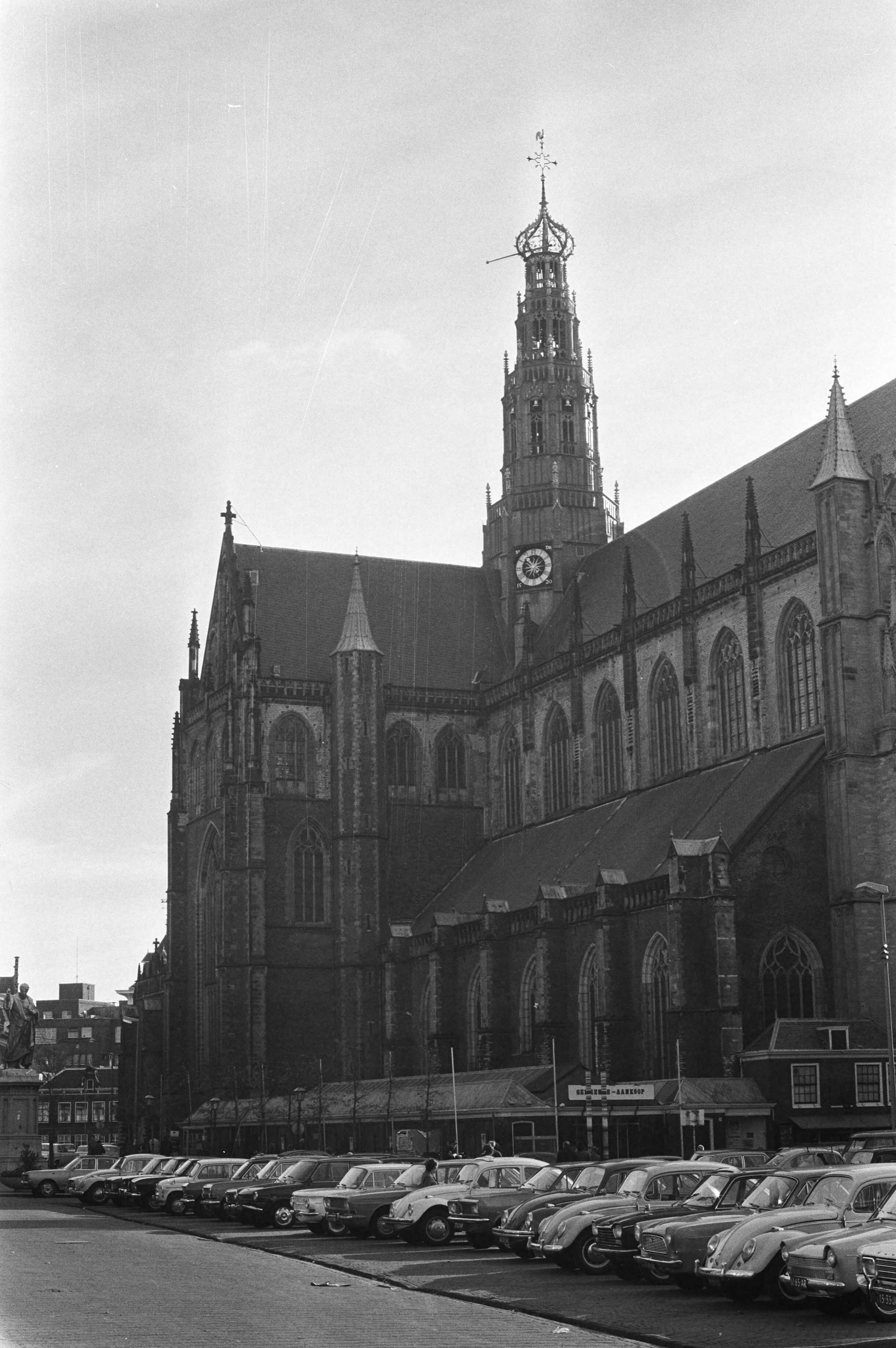 Fotocollectie Anefo — Eucharistieviering in St. Bavokerk Haarlem, exterieur — Foto: Croes, Rob C. / Anefo. Licentie: Set B: Rechtenvrij / Publiek Domein. Bron: Nationaal Archief. http://hdl.handle.net/10648/abd60610-d0b4-102d-bcf8-003048976d84