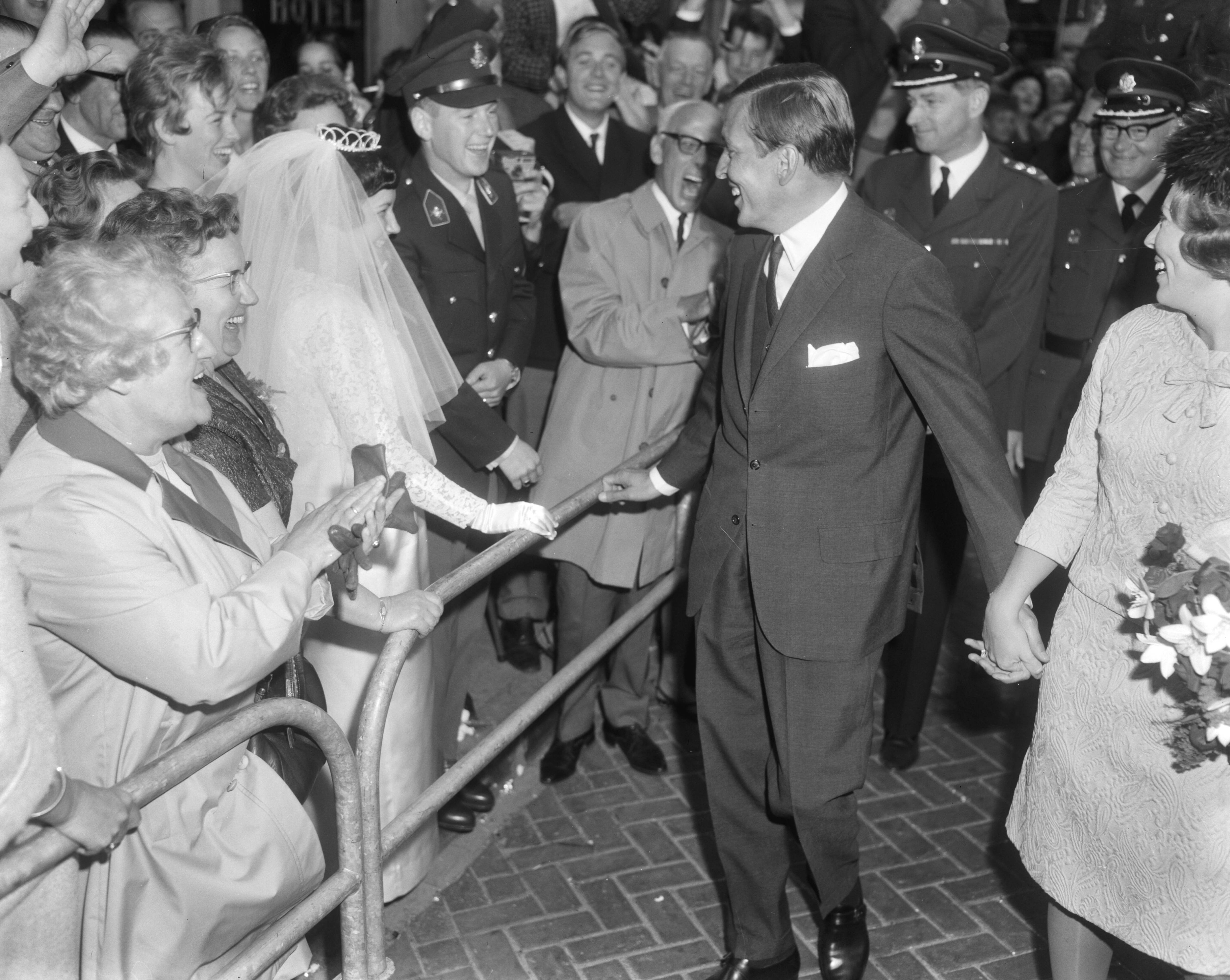 Fotocollectie Anefo — Prinses Beatrix en prins Claus brachten bezoek aan Breda bij bruidspaar — Foto: Bilsen, Joop van / Anefo. Licentie: Set B: Rechtenvrij / Publiek Domein. Bron: Nationaal Archief. http://hdl.handle.net/10648/aaeb87b6-d0b4-102d-bcf8-003048976d84