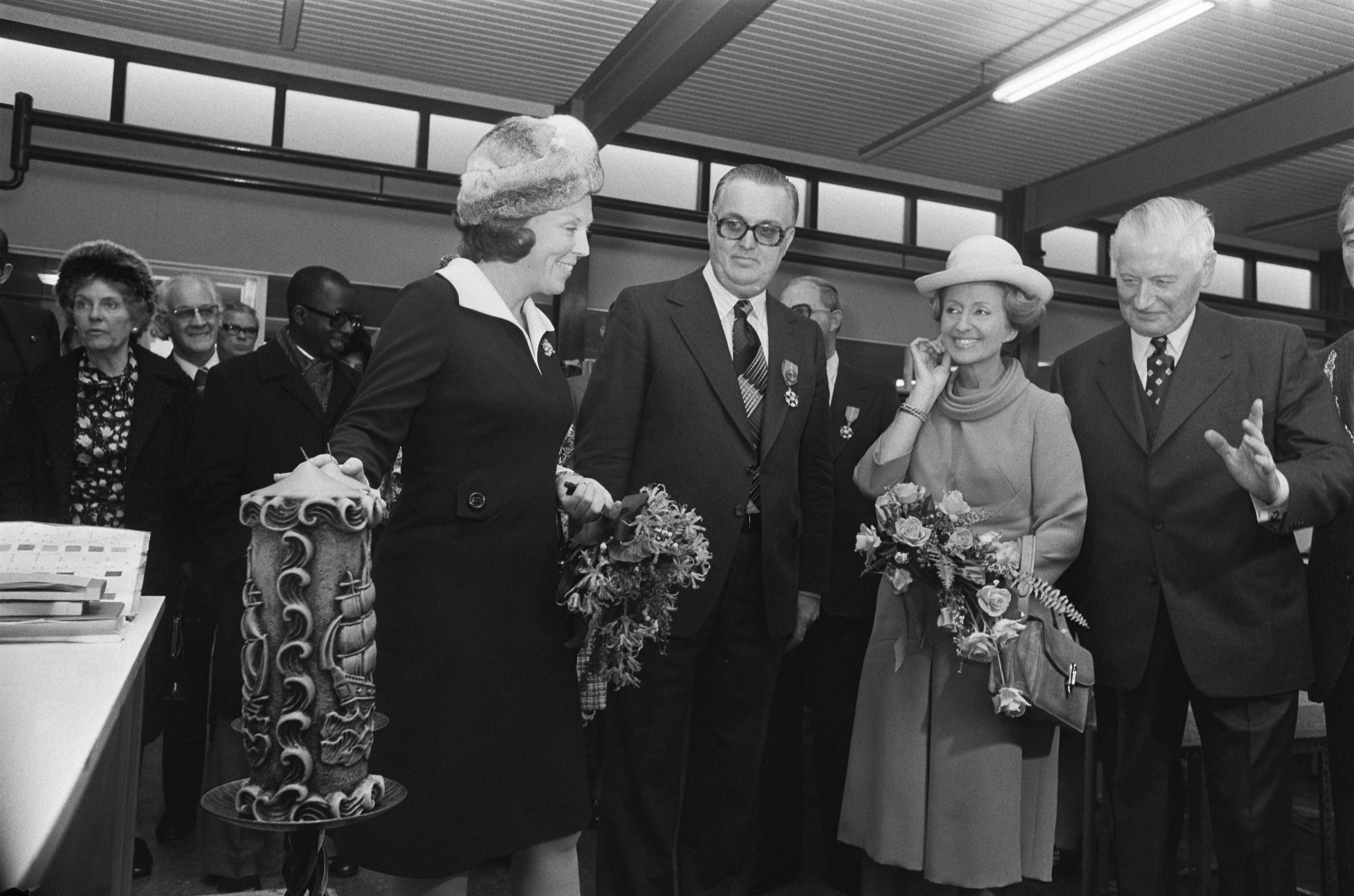 Fotocollectie Anefo — Staatsbezoek uit Senegal, bezoek aan Ver. dr. Schroeder Van de Kolk te Den Haag ; Beatrix en mevrouw Senghorn — Foto: Peters, Hans / Anefo. Licentie: Set B: Rechtenvrij / Publiek Domein. Bron: Nationaal Archief. http://hdl.handle.net/10648/ac58bace-d0b4-102d-bcf8-003048976d84