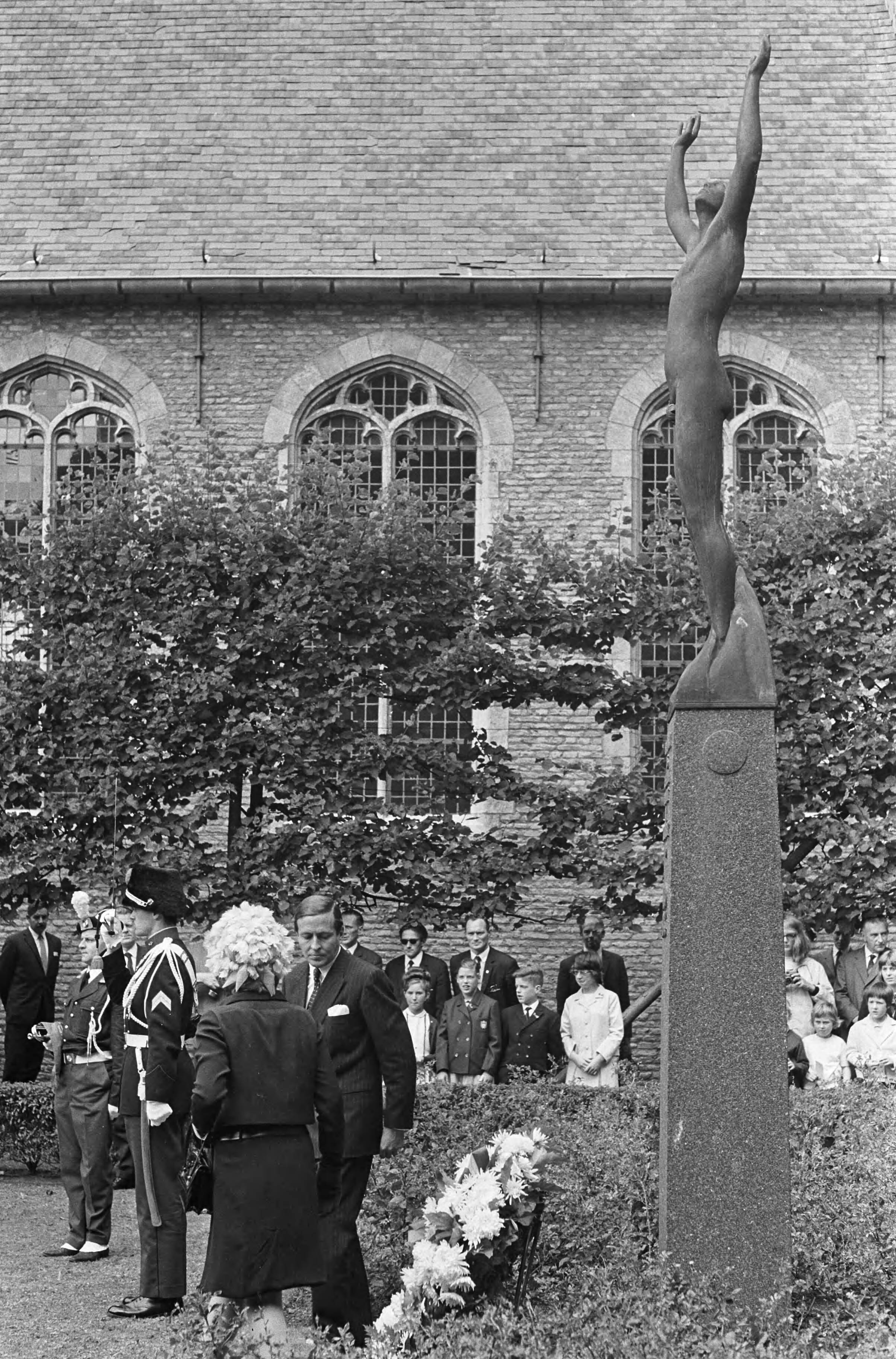 Fotocollectie Anefo — Jaarlijks Congres Veteranen Nederland te Middelburg. Prinses Beatrix en Claus hebben krans gelegd bij Nationaal Monument — Foto: Merk, Ben / Anefo. Licentie: Set B: Rechtenvrij / Publiek Domein. Bron: Nationaal Archief. http://hdl.handle.net/10648/ab28412e-d0b4-102d-bcf8-003048976d84