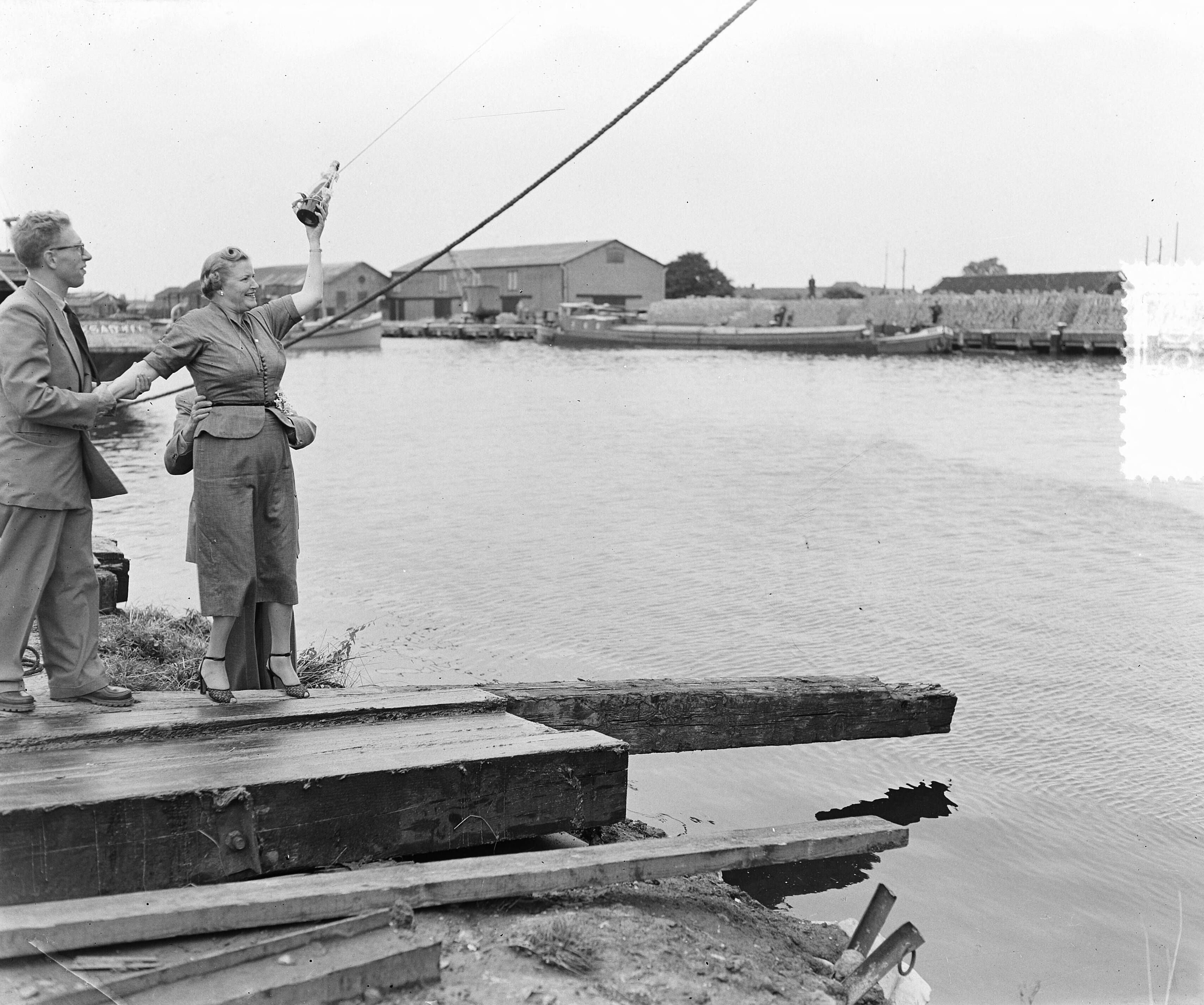 Fotocollectie Anefo — Tewaterlating van motorschip "Pieter S.", gebouw voor de Rotterdamse Kolencentrale bij de N.V. Terneuzense Scheepsbouwmaatschappij — Foto: Duinen, H. van / Anefo. Licentie: Set B: Rechtenvrij / Publiek Domein. Bron: Nationaal Archief. http://hdl.handle.net/10648/a9115114-d0b4-102d-bcf8-003048976d84