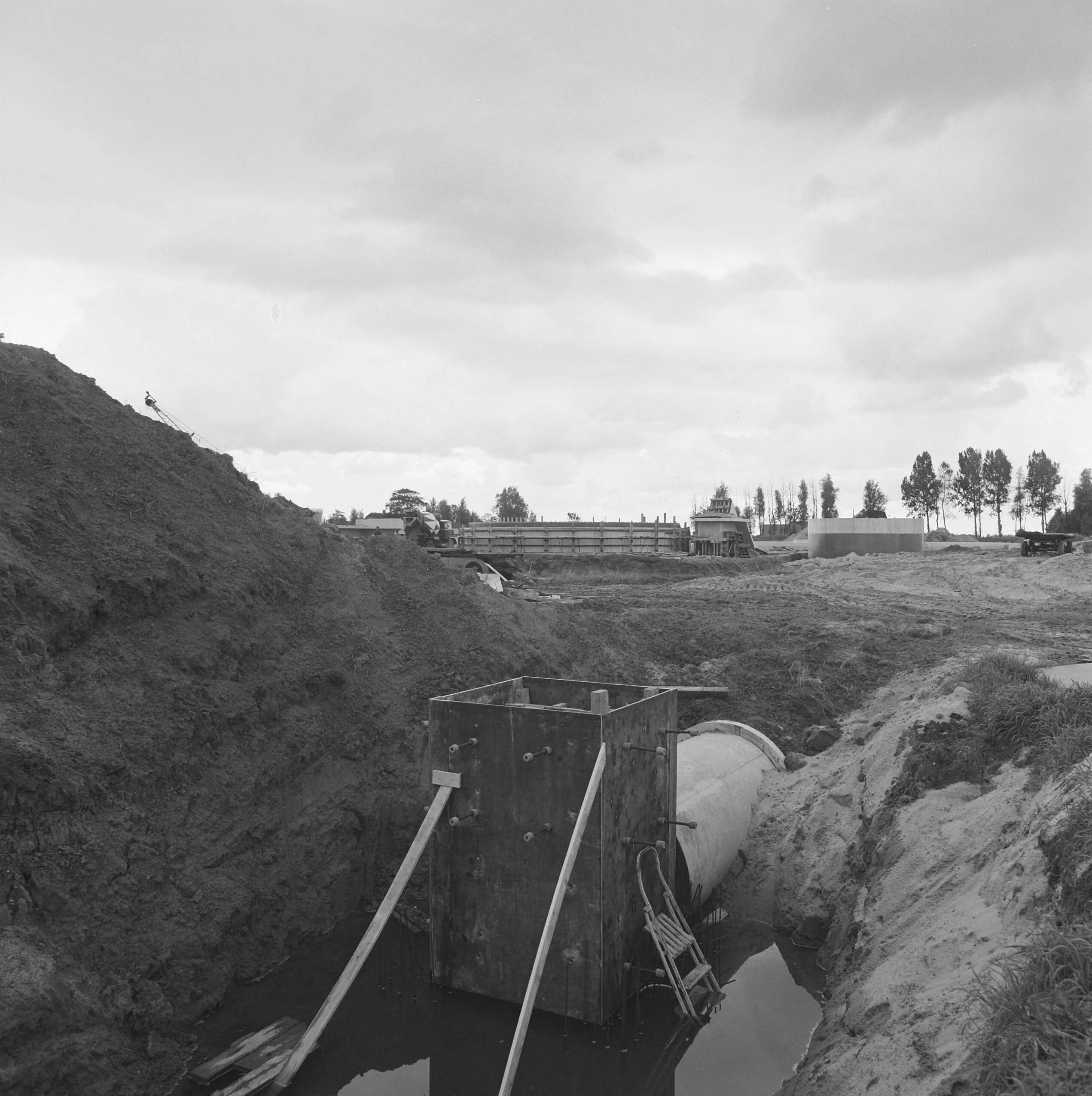Fotocollectie Nederlandse Heidemaatschappij — Woerden. Waterzuiveringstalliatie in aanbouw — Foto: Fotograaf Onbekend / Heidemij. Licentie: Set B: Rechtenvrij / Publiek Domein. Bron: Nationaal Archief. http://hdl.handle.net/10648/ae827024-d0b4-102d-bcf8-003048976d84