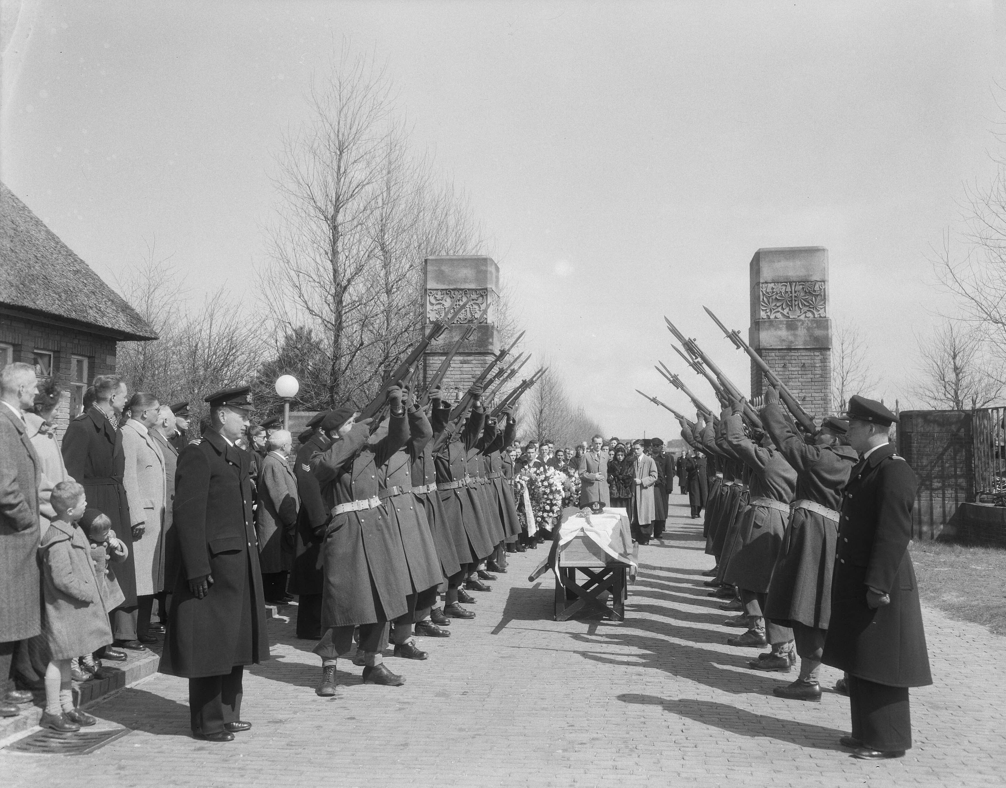 Fotocollectie Anefo — Marinebegrafenis van luitenant-ter-zee 3e klasse Tjebber in Den Haag — Foto: Duinen, G.W. van / Anefo. Licentie: Set B: Rechtenvrij / Publiek Domein. Bron: Nationaal Archief. http://hdl.handle.net/10648/a9202298-d0b4-102d-bcf8-003048976d84